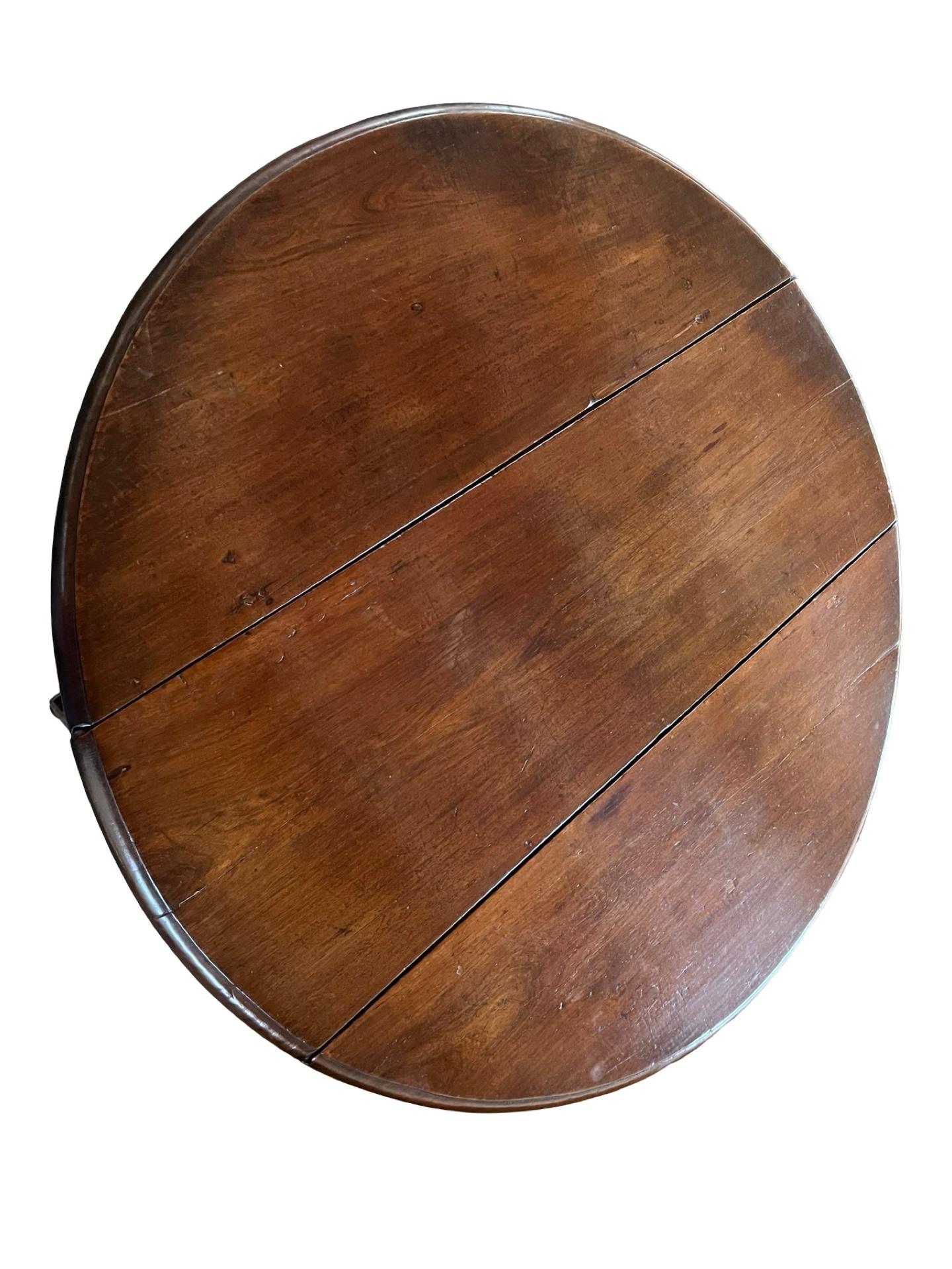 Noyer Table d'appoint en noyer hollandais, XVIIIe siècle en vente