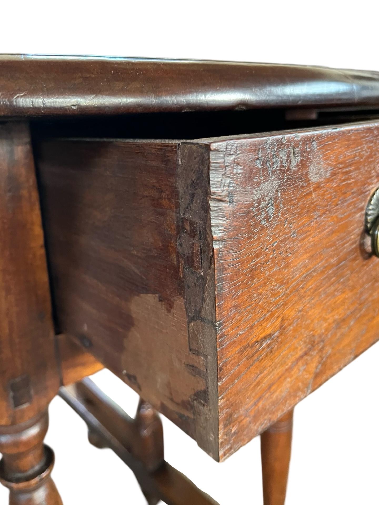 Table d'appoint en noyer hollandais, XVIIIe siècle en vente 1