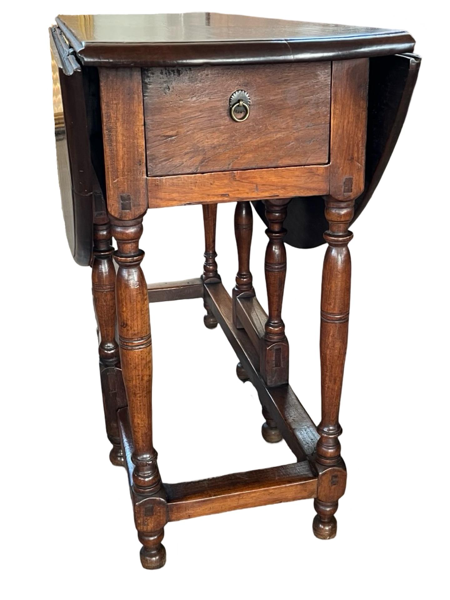 Table d'appoint en noyer hollandais, XVIIIe siècle en vente 2