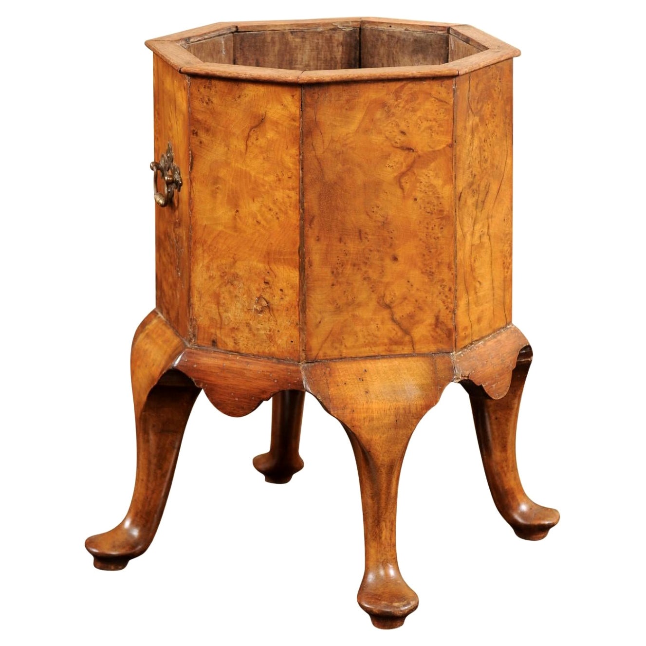 Vinoteca / Jardinera holandesa de nogal con patas cabriolé, ca. 1890