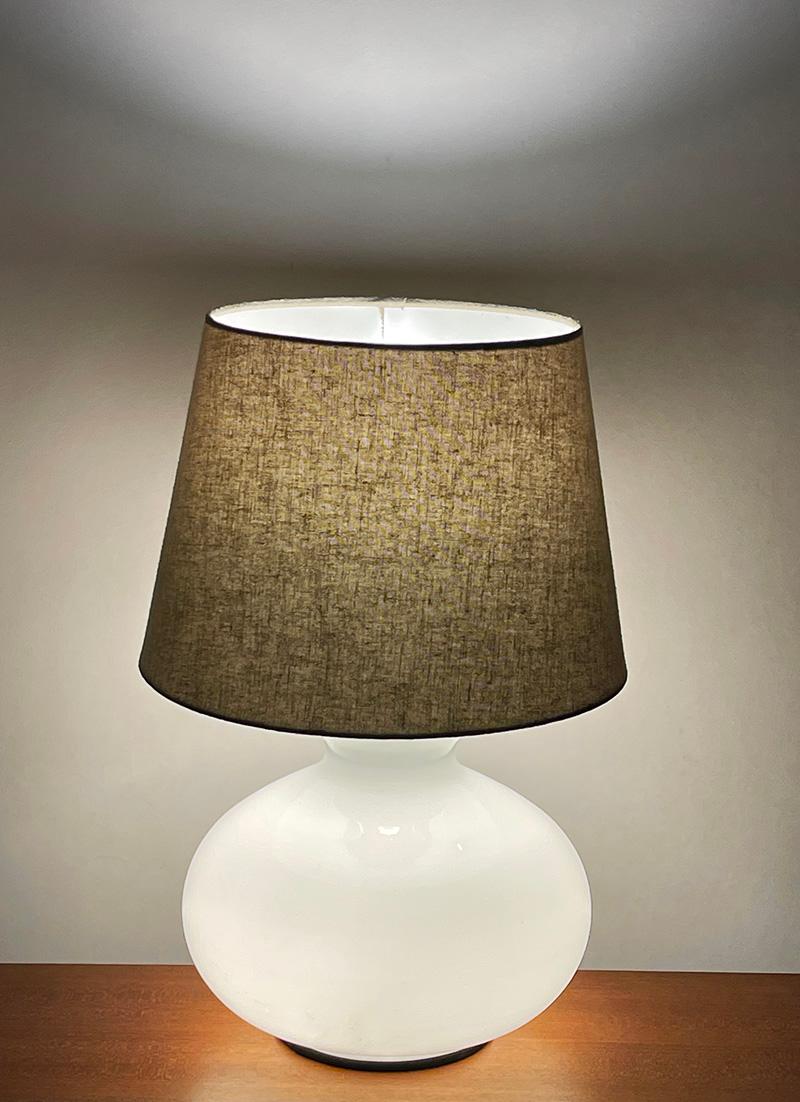 Dutch white glass table lamp by Dijkstra, 1970s In Good Condition For Sale In Delft, NL