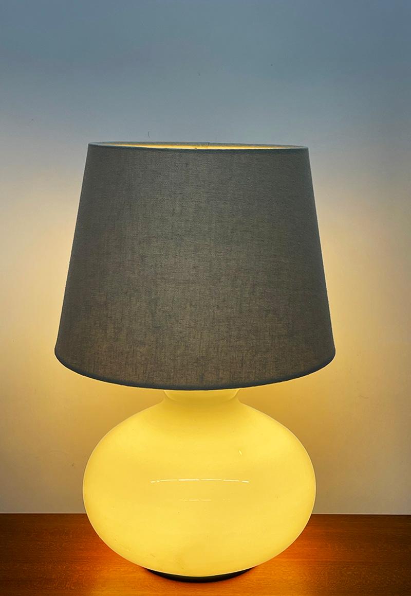 Dutch white glass table lamp by Dijkstra, 1970s For Sale 3