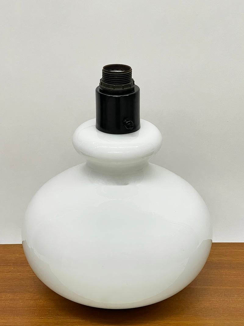 Dutch white glass table lamp by Dijkstra, 1970s For Sale 4