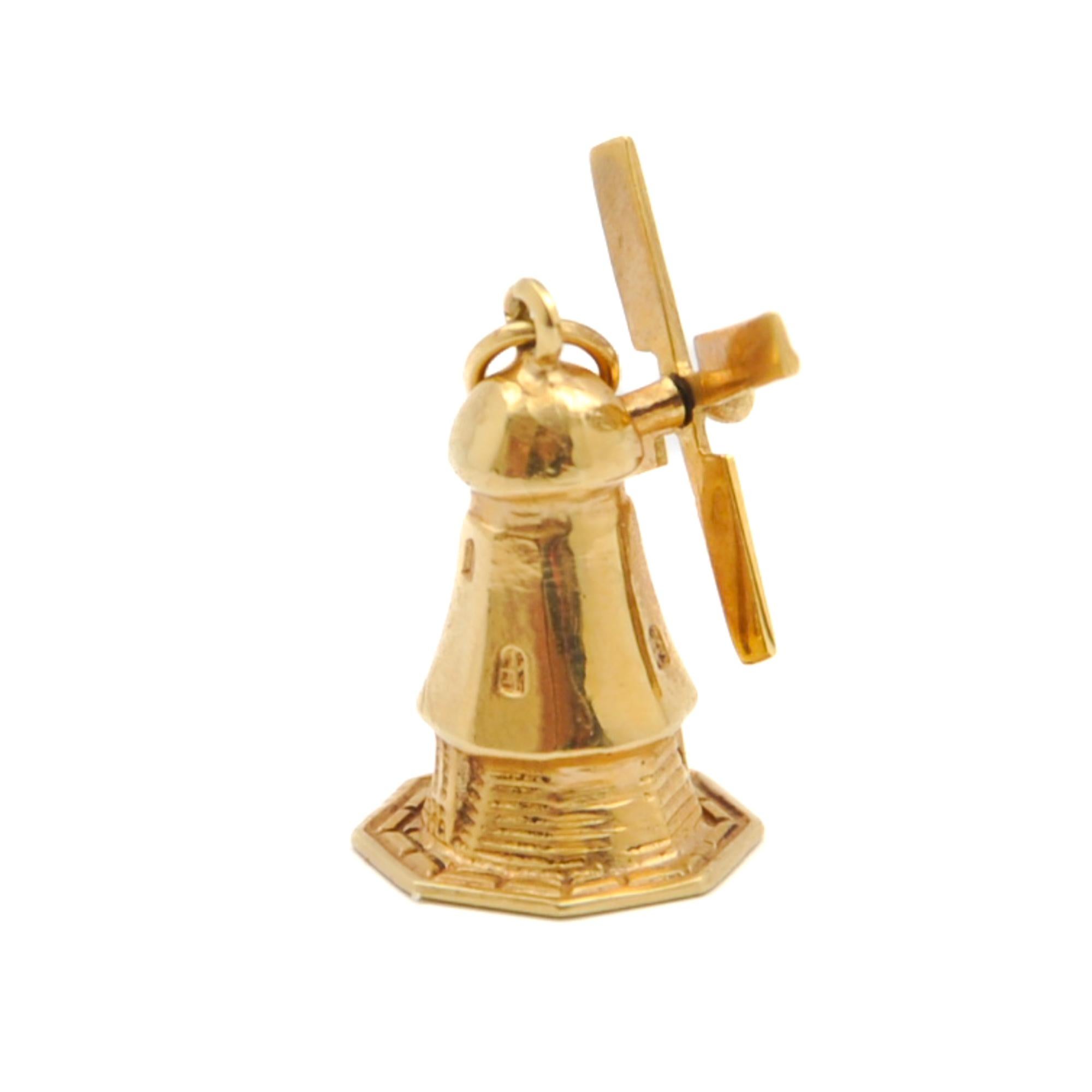 Three-Dimensional Holland Windmill 14 Karat Gold Charm Pendant In Good Condition For Sale In Rotterdam, NL