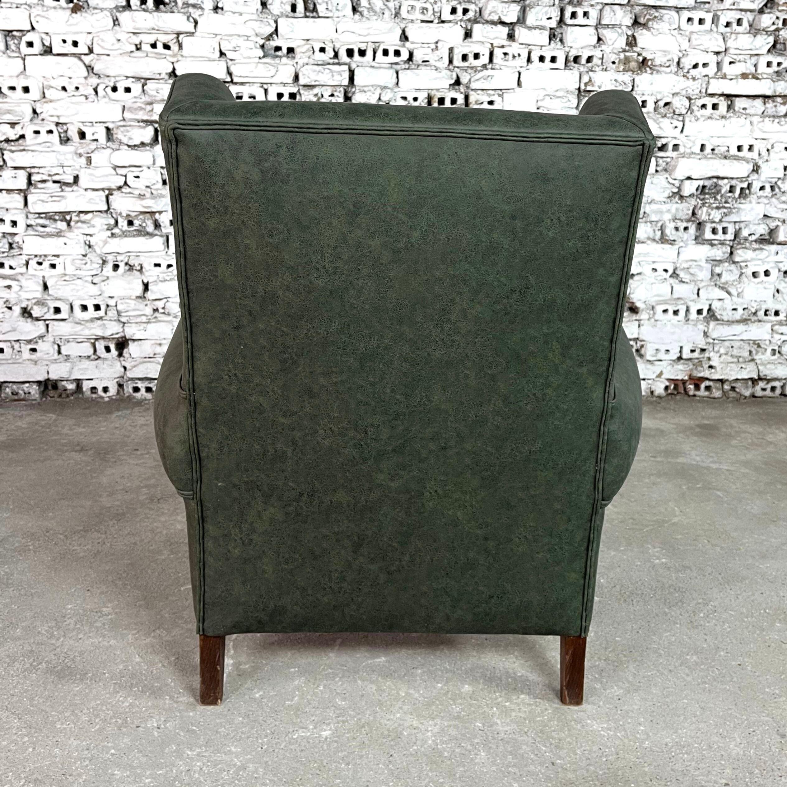 Dutch Wingback Chair, neu gepolstert im Zustand „Gut“ im Angebot in Bridgeport, CT