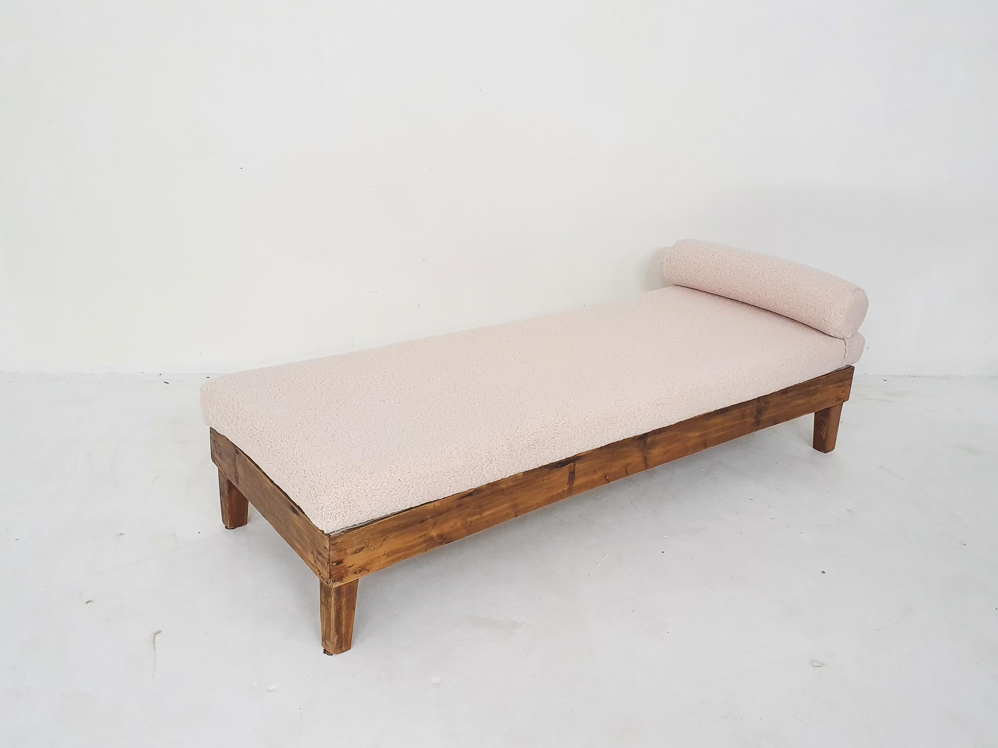 Wooden daybed with new springs and a new matress with off white teddy upholstery.
The wood has some traces of wood worms, but they are no longer active and the wood has been treated against them to be sure.
When replacing the springs we found a