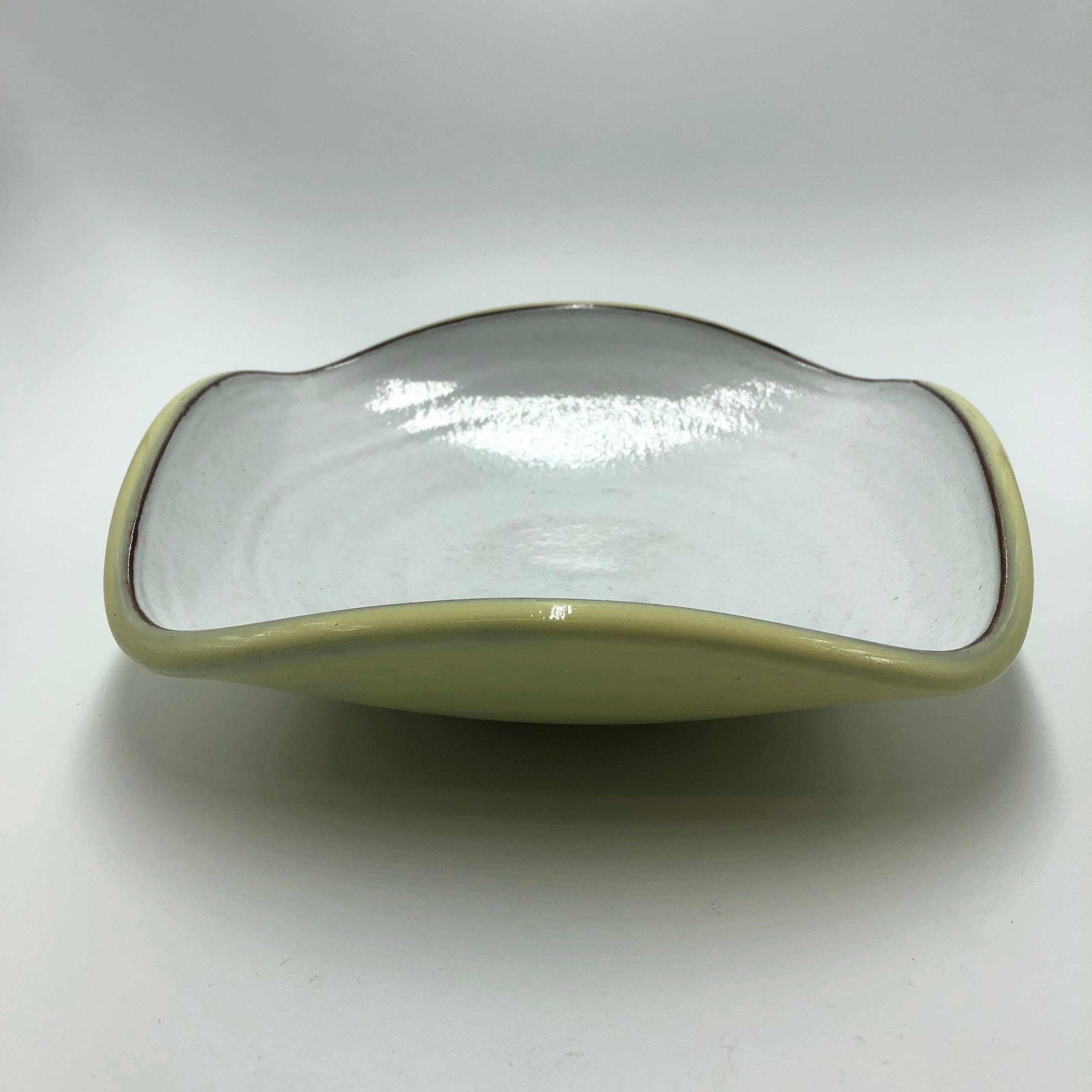 Hand-thrown and glazed stoneware dish from the Zaalberg atelier in Leiden (Zuid-Holland), circa 1960s.
The dish is in excellent original condition.