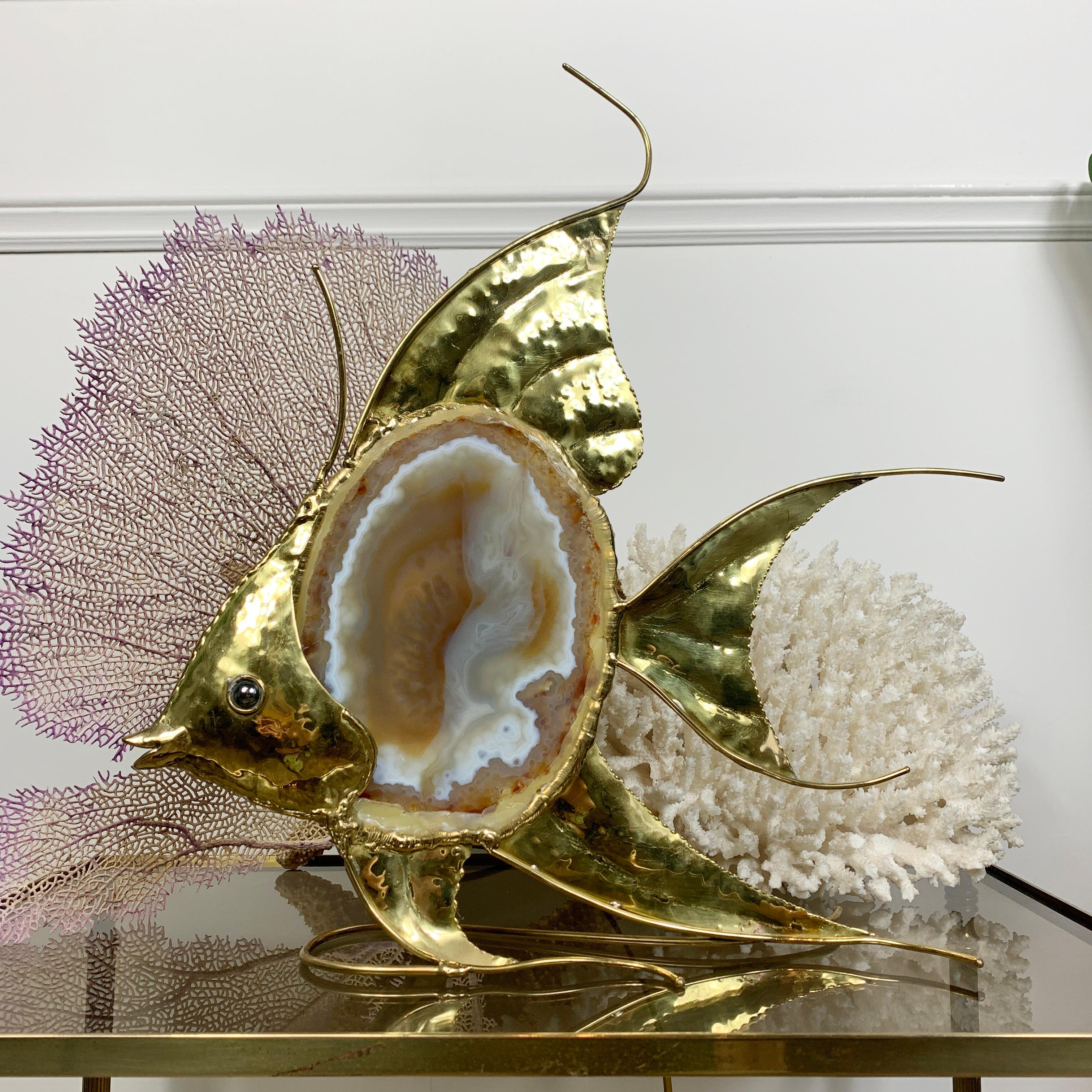 Fantastique sculpture de poisson ange de Duval Brasseur, une grande tranche d'agate recouvre l'unique douille de la lampe, qui s'illumine lorsqu'elle est allumée.
Cette pièce de grandes proportions, en excellent état, date des années