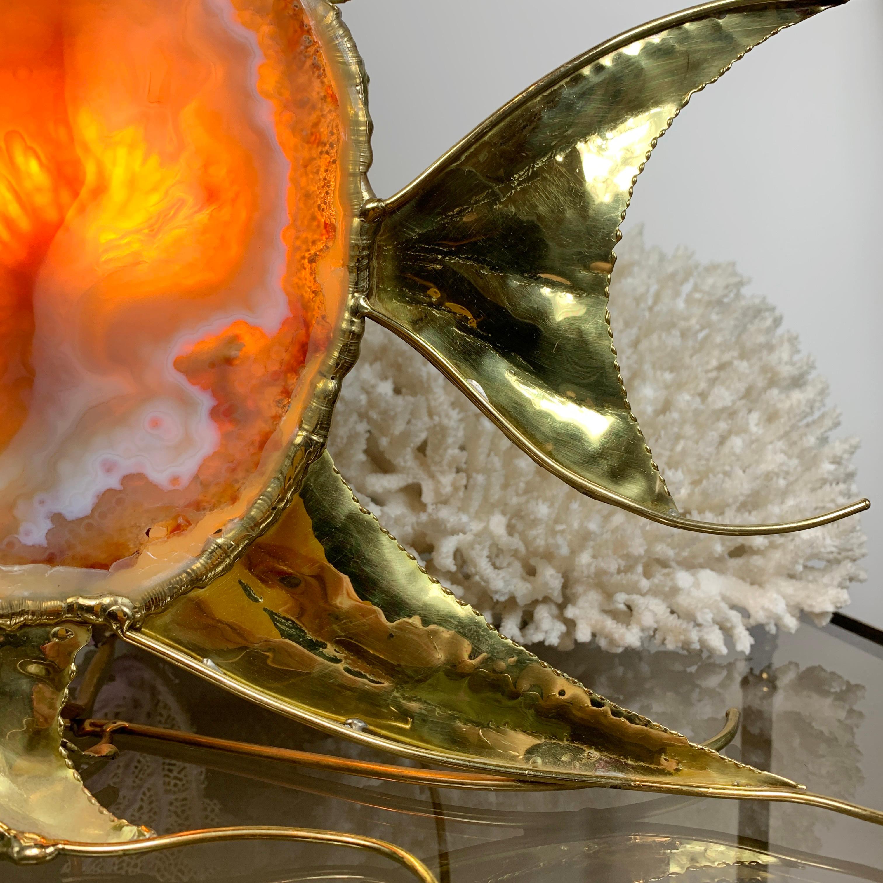 Français Grande lampe poisson d'ange Duval Brasseur en agate dorée en vente