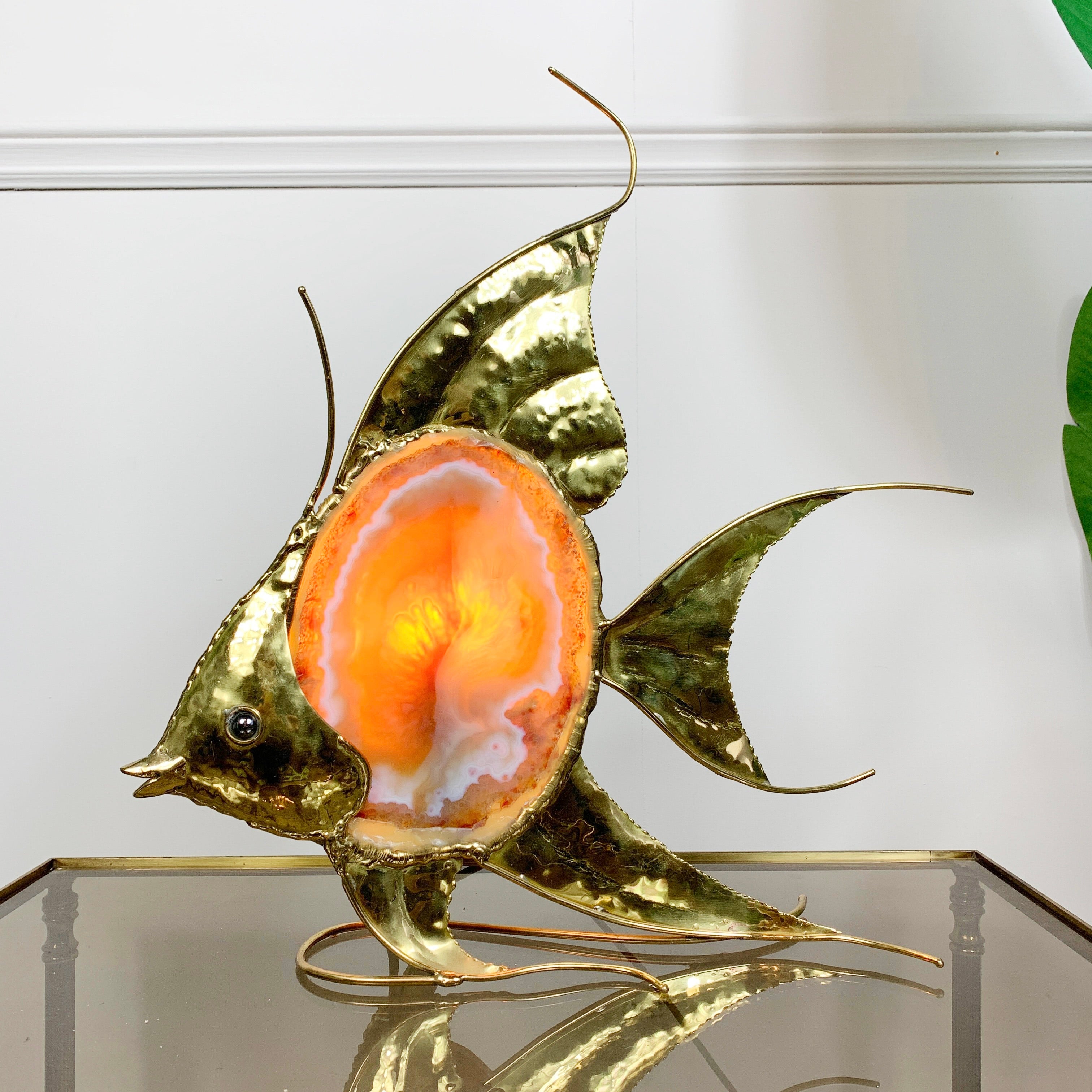 Fantastique sculpture de poisson ange de Duval Brasseur, une grande tranche d'agate recouvre l'unique douille de la lampe, qui s'illumine lorsqu'elle est allumée.
Cette pièce de grandes proportions, en excellent état, date des années 1970.

Hauteur