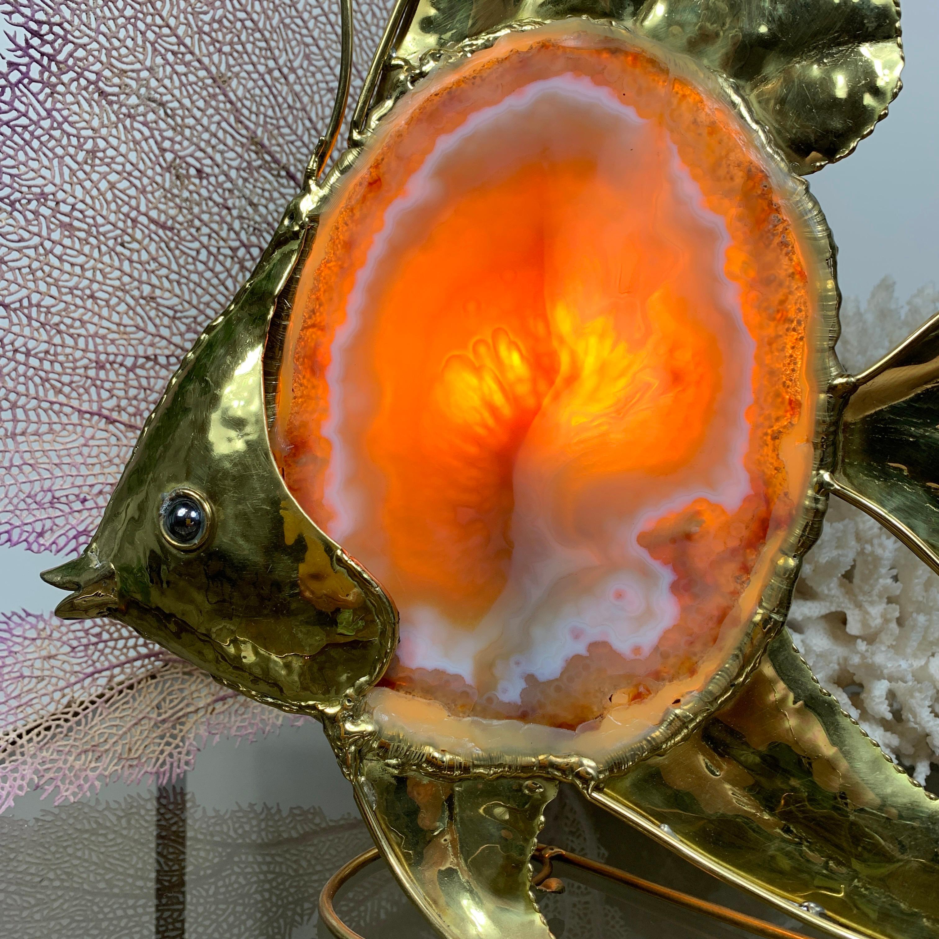 Français Grande lampe poisson d'ange Duval Brasseur en agate dorée en vente