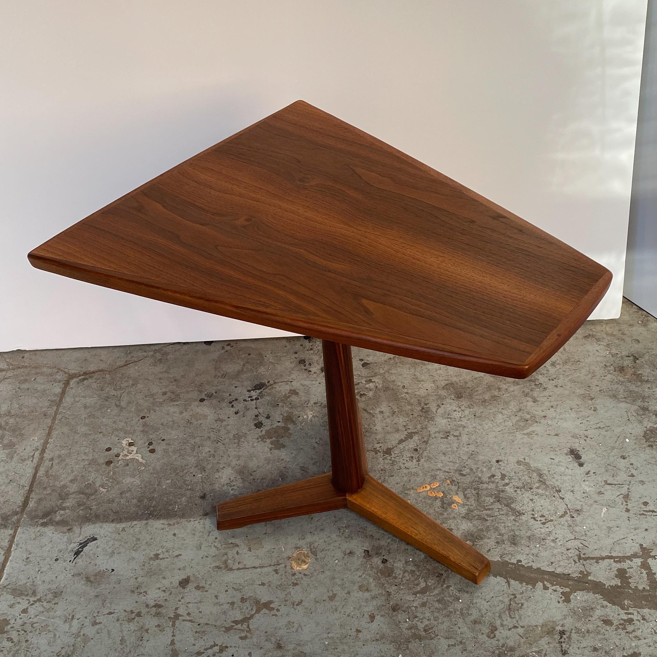 Trapezoidal accent table with beautifully figured sap-streaked walnut top, tripod teak foot configuration and birch secondary wood underneath. Made in Denmark for DUX, Sweden, 1960s. The table has been cleaned and polished but retains its original