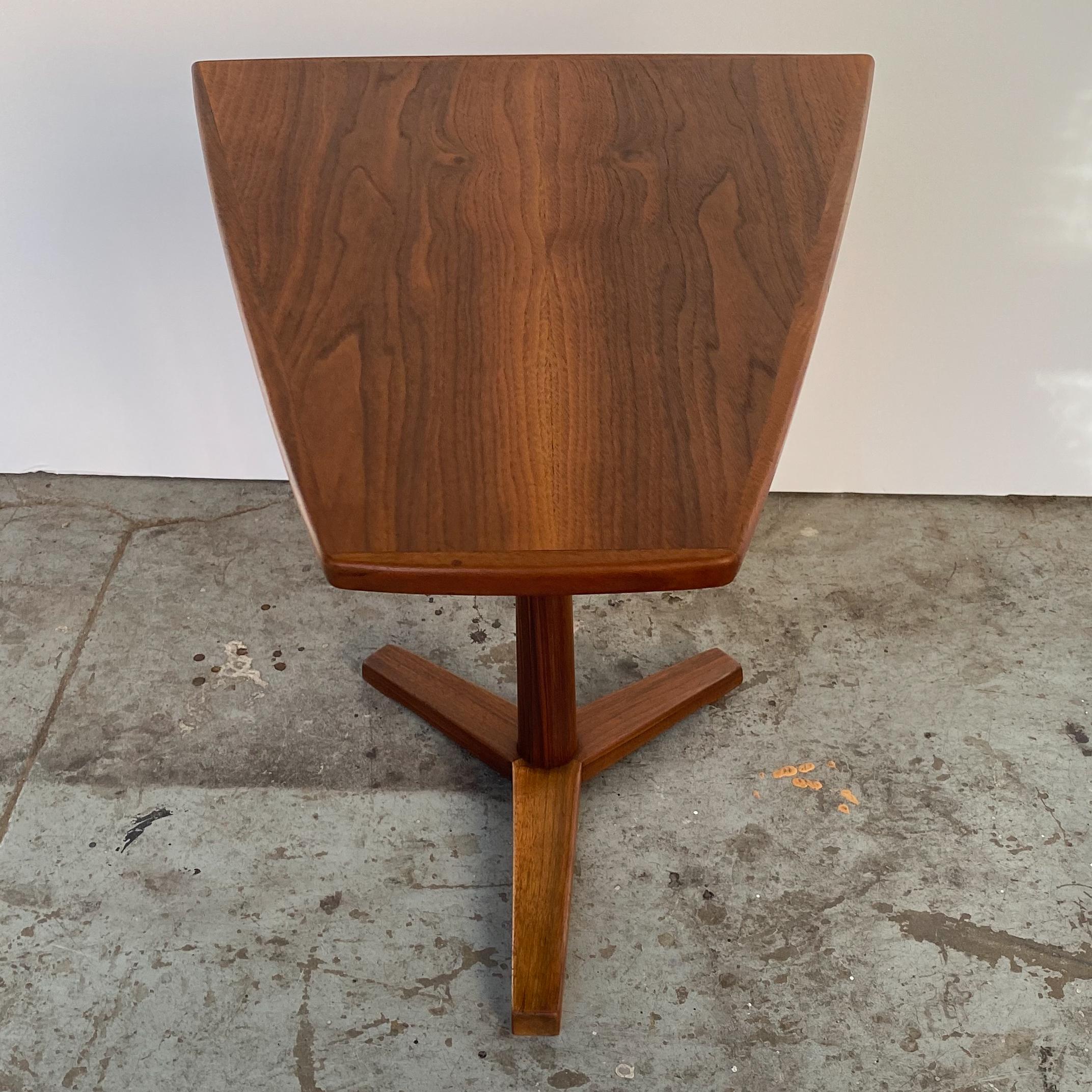 Dux Accent Table In Good Condition In New York, NY