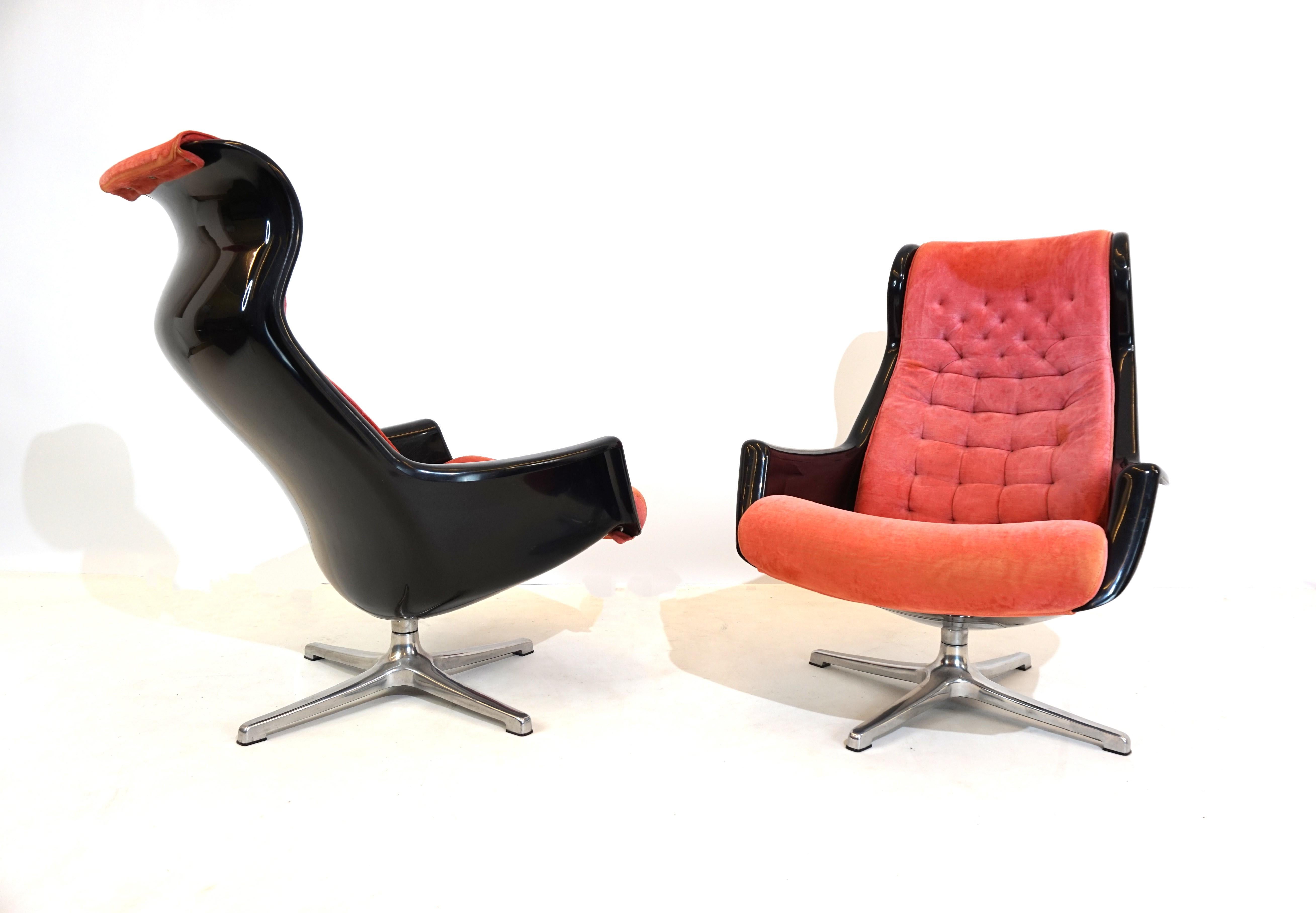 Deux fauteuils Galaxy dans une combinaison de couleurs fantastique d'acrylique noir et de rembourrage rose. Les coques en plastique des deux chaises, ainsi que les pieds en métal, sont en excellent état et tournent facilement. Le revêtement des