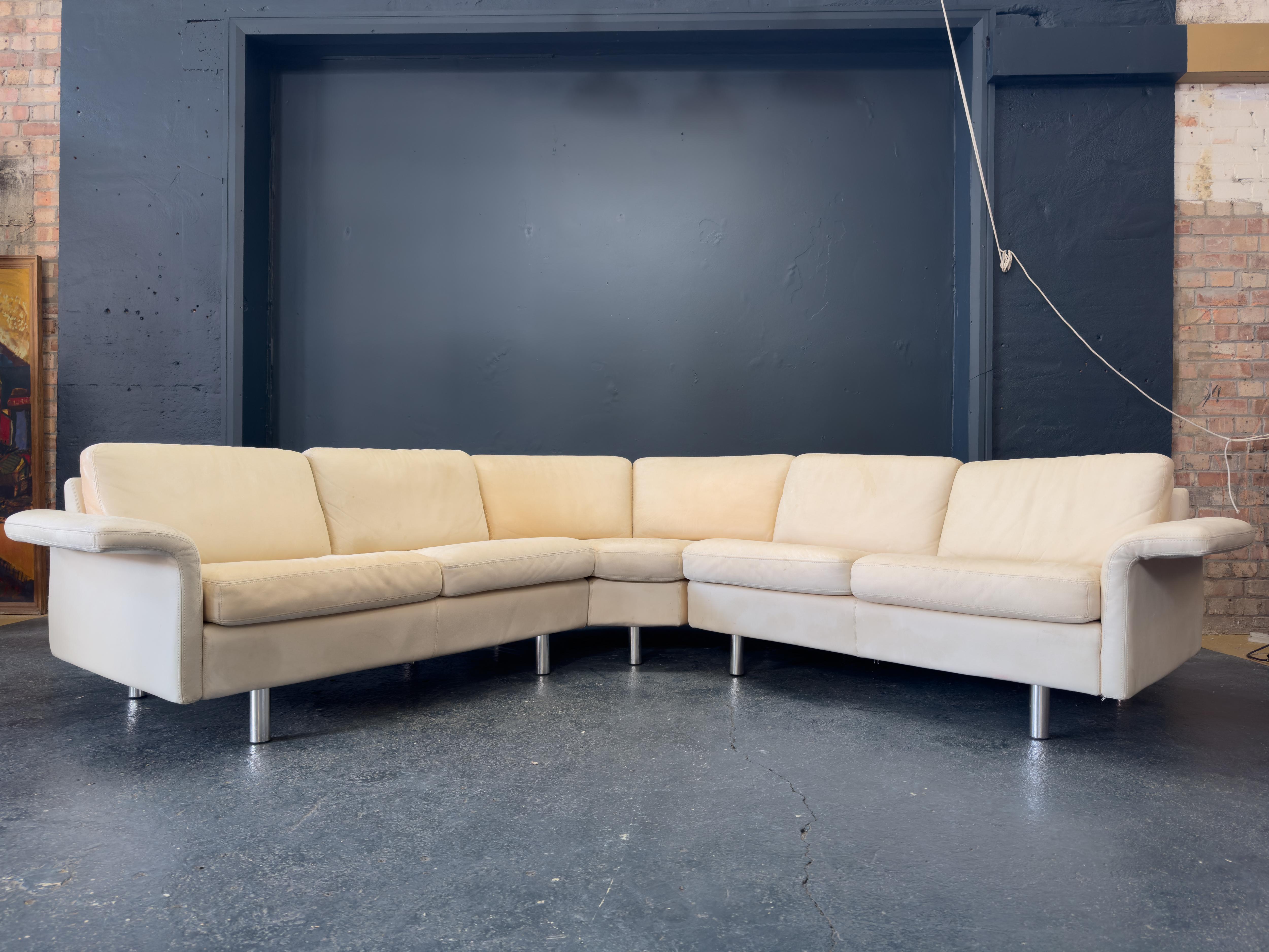 Ce canapé modulable en cuir du célèbre fabricant suédois DUX est un chef-d'œuvre de confort raffiné et d'élégance discrète. Composé de plusieurs sections interconnectées, le design est très flexible, permettant une variété de configurations pour