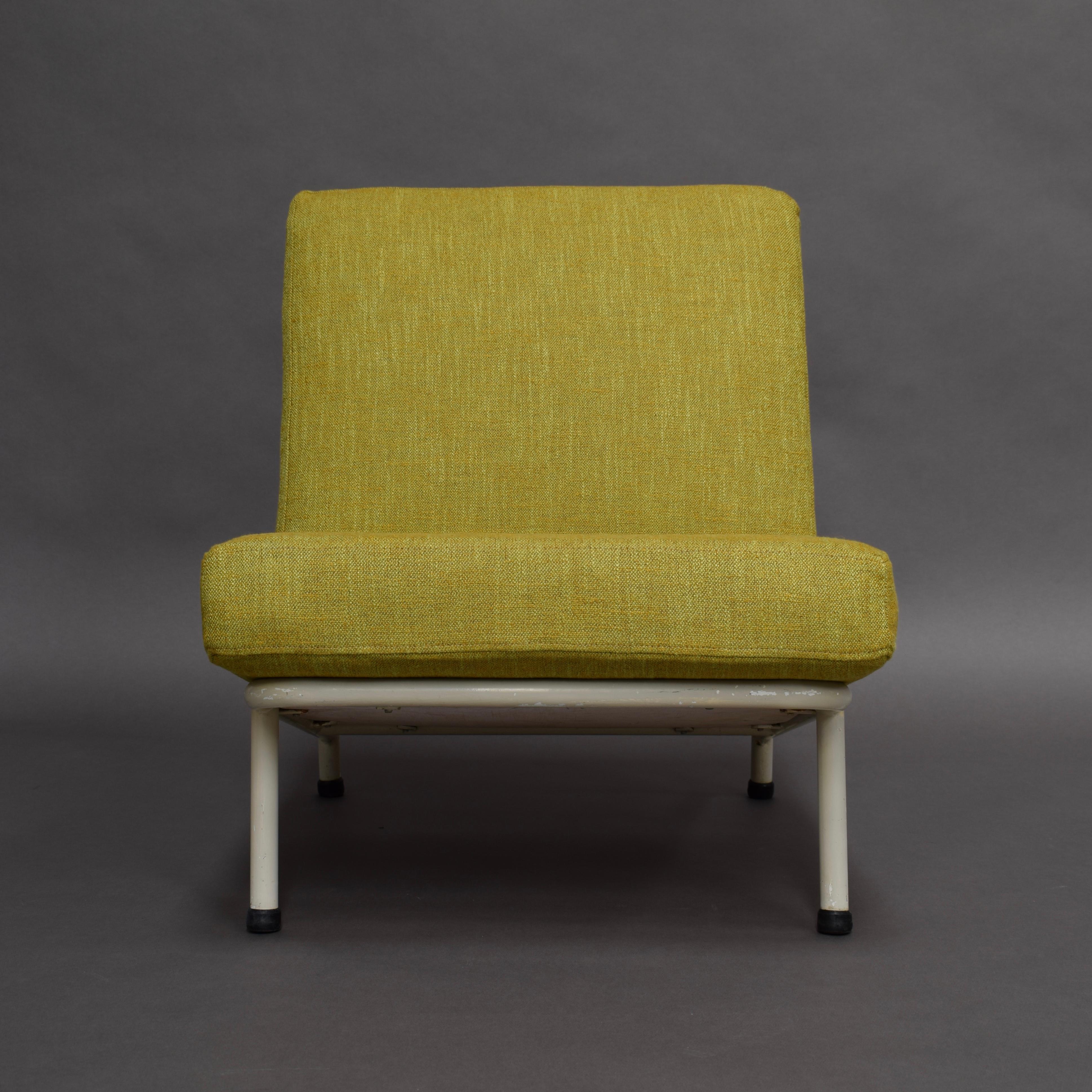 Minimalistischer skandinavischer Loungesessel. Sauberes und einfaches schwedisches Design. 
Die Kissen wurden mit dem neuen Chivasso-Stoff aus der Kollektion 2020 neu gepolstert. Dieser Stuhl wurde für die Broschüre Chivasso 2020