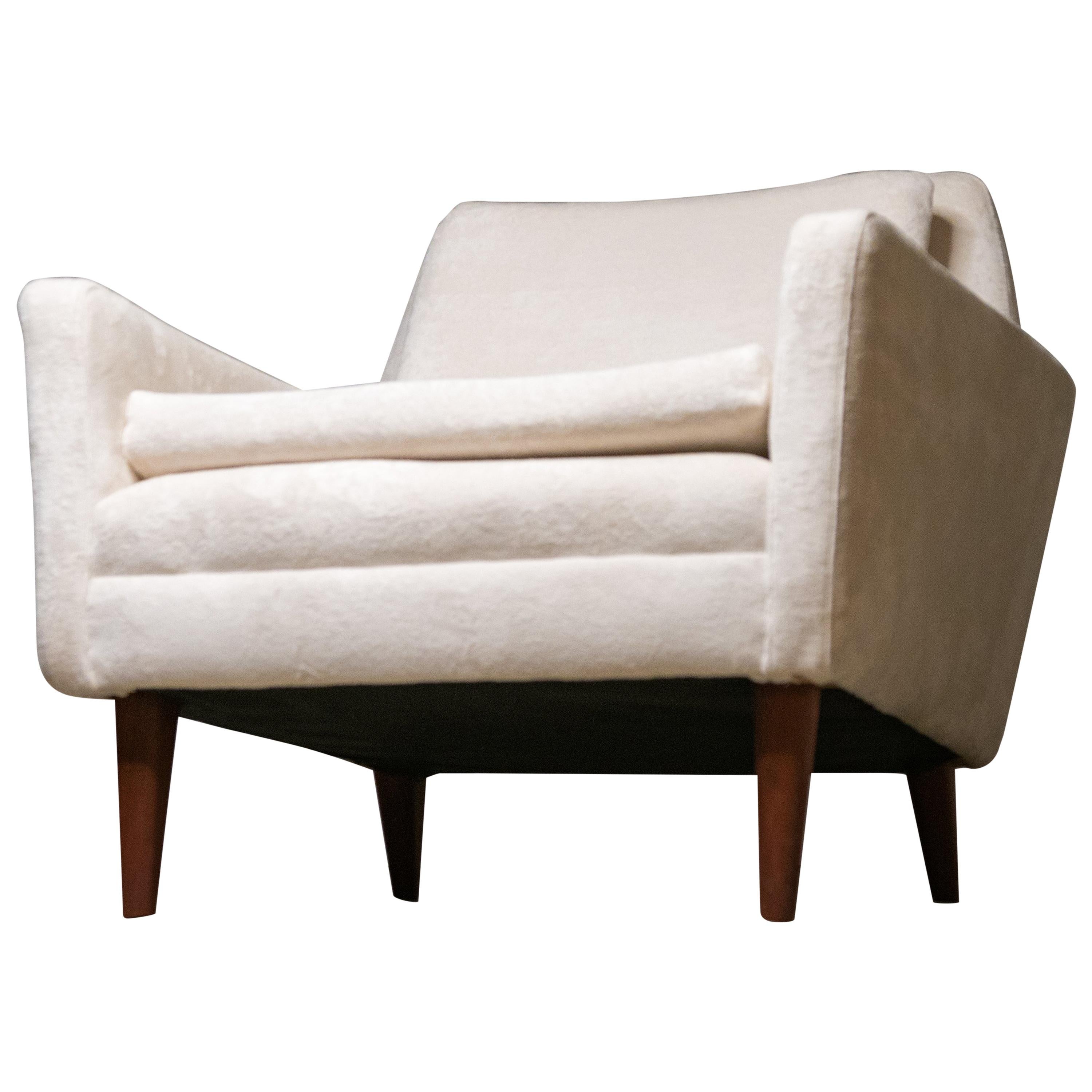 Designer: DUX
Manufacture: DUX
Period/style: Mid-Century Modern 
Country: Denmark
Date: 1960s.