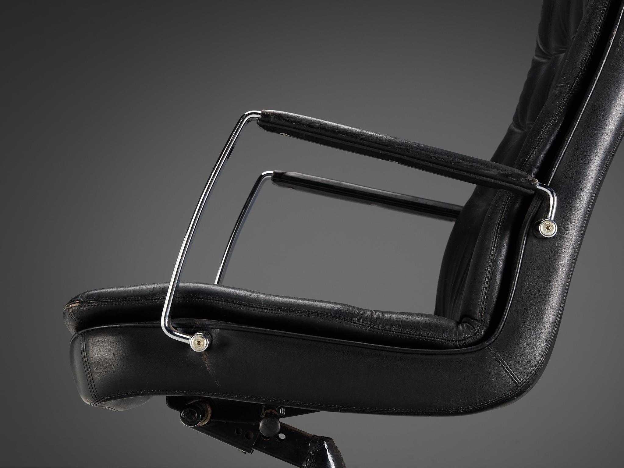 Chaise de bureau Dux of Sweden en cuir noir et acier chromé  en vente 3