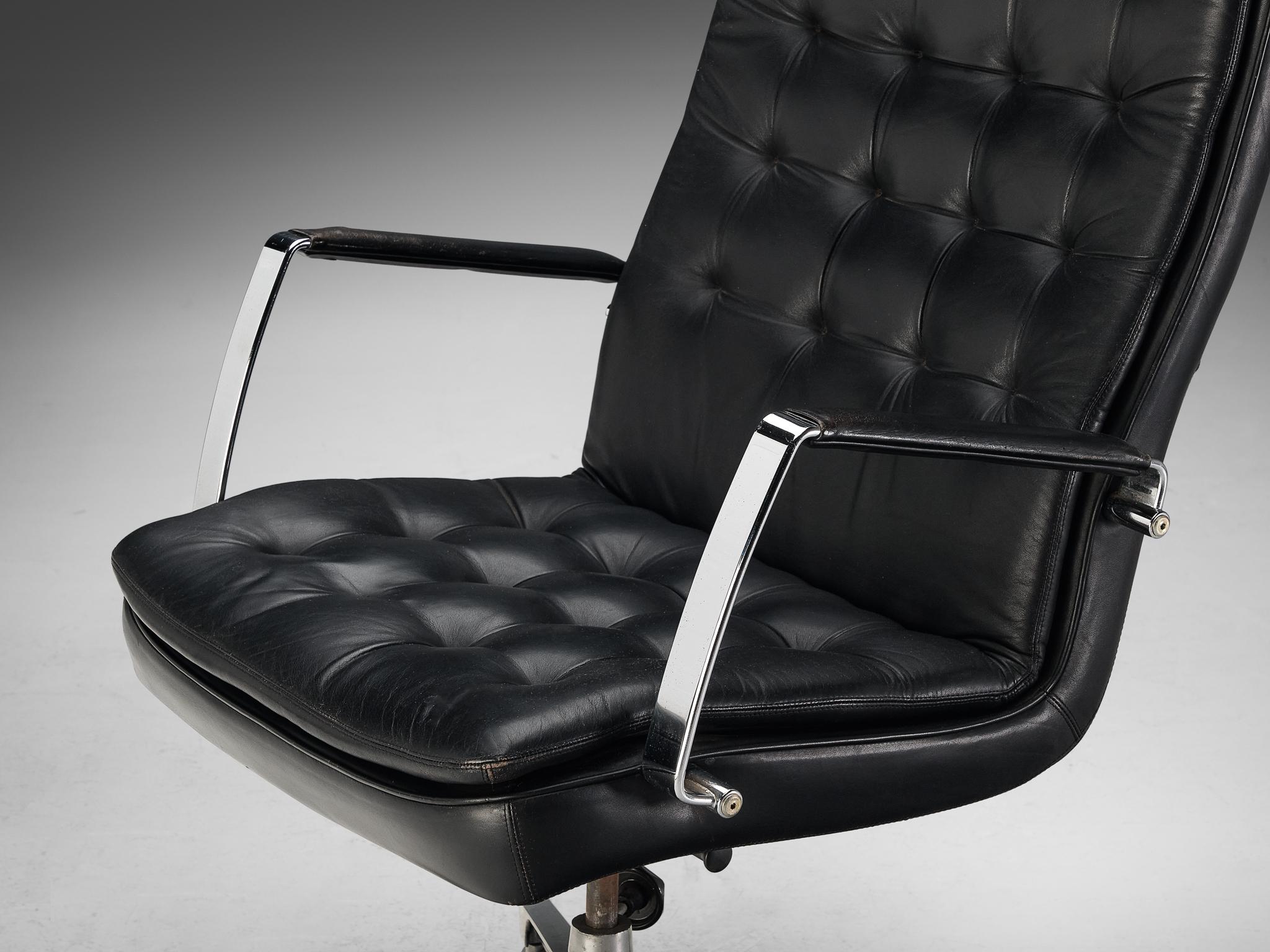 Scandinave moderne Chaise de bureau Dux of Sweden en cuir noir et acier chromé  en vente