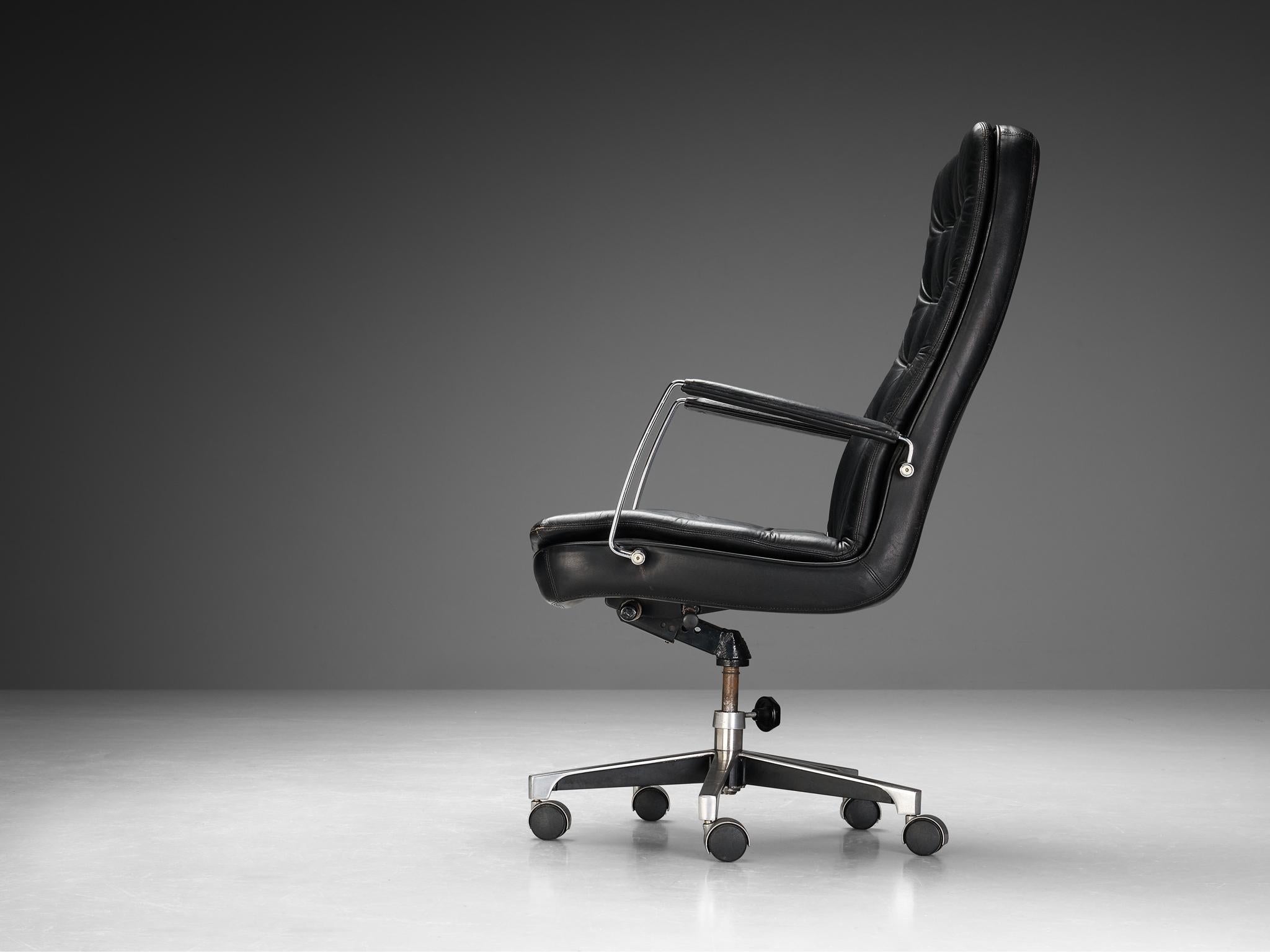 Suédois Chaise de bureau Dux of Sweden en cuir noir et acier chromé  en vente
