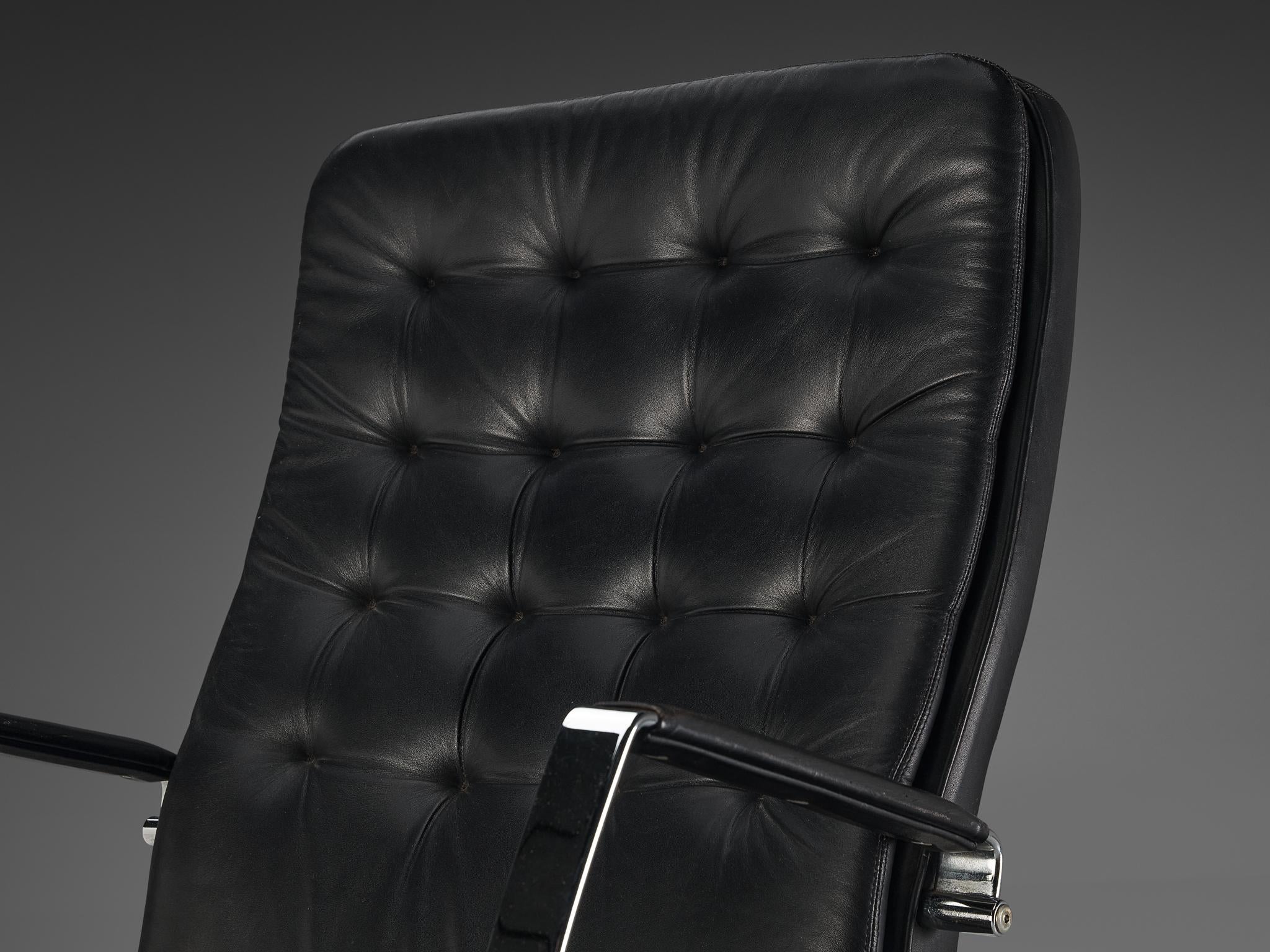 Fin du 20e siècle Chaise de bureau Dux of Sweden en cuir noir et acier chromé  en vente