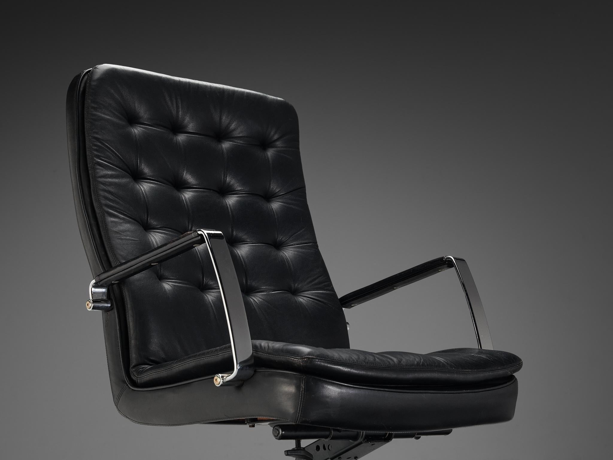 Chaise de bureau Dux of Sweden en cuir noir et acier chromé  en vente 1