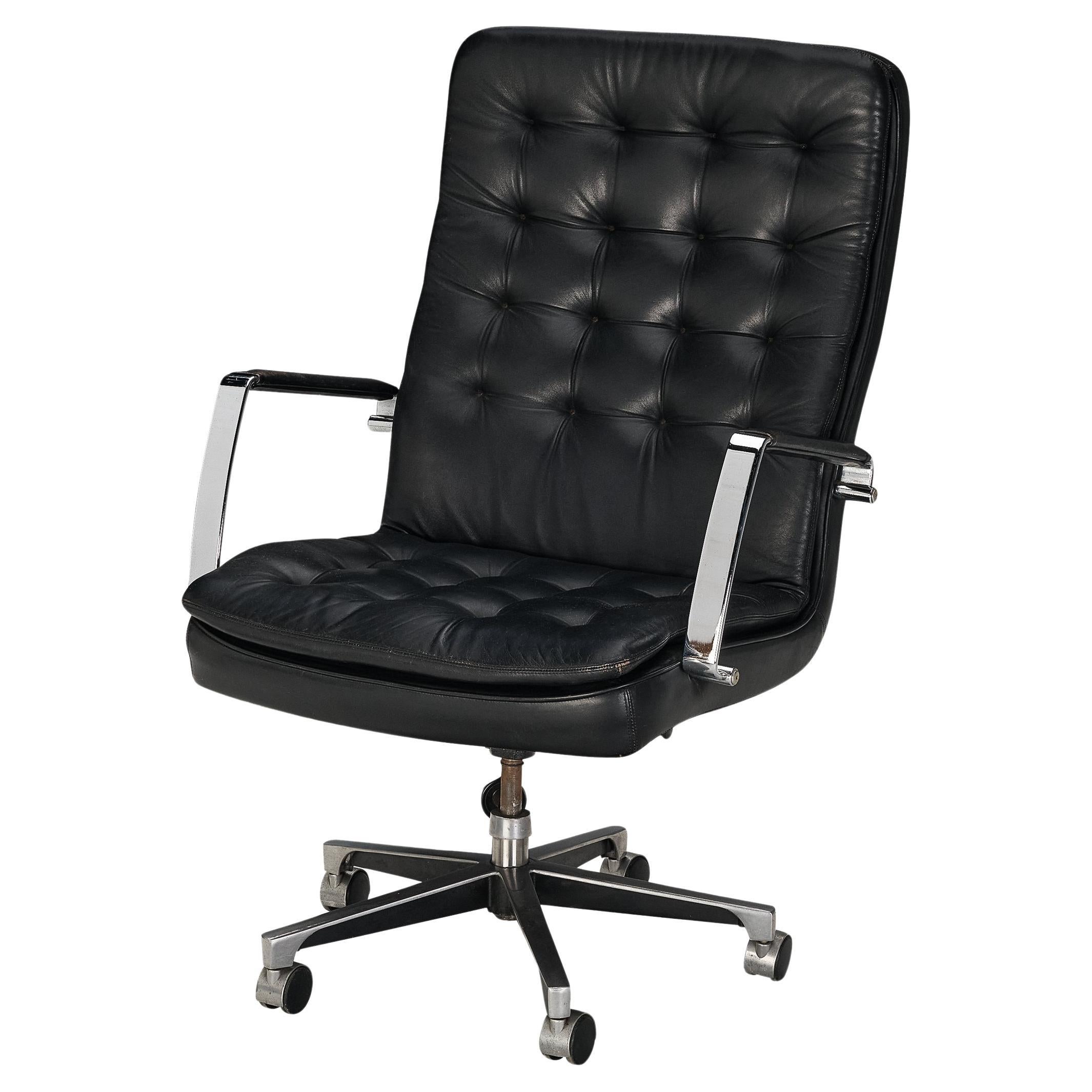 Chaise de bureau Dux of Sweden en cuir noir et acier chromé  en vente