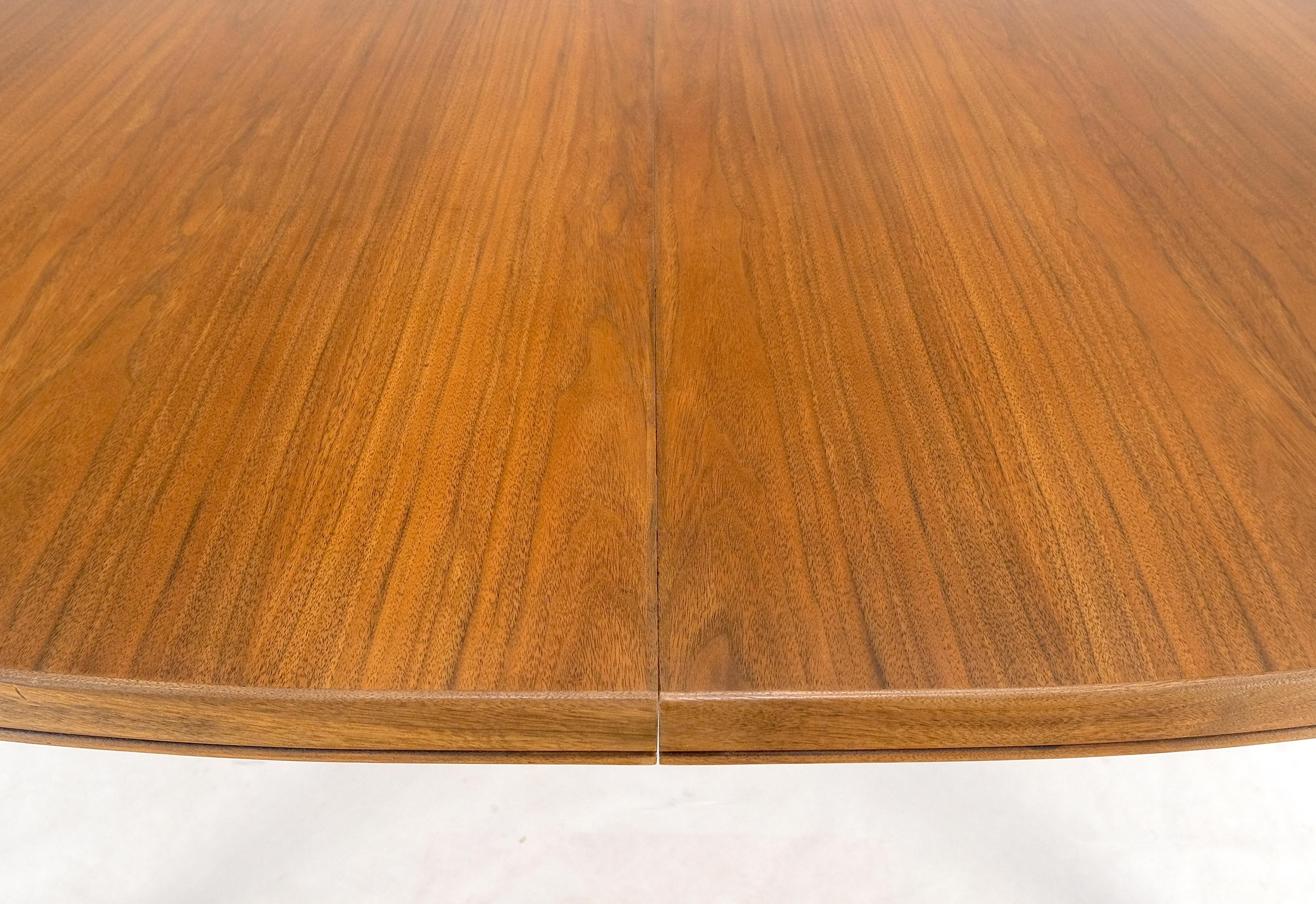 Mid-Century Modern Dux of Sweden Table de salle à manger danoise ovale en noyer avec 3 abattants d'une longueur totale de 135 pouces en vente