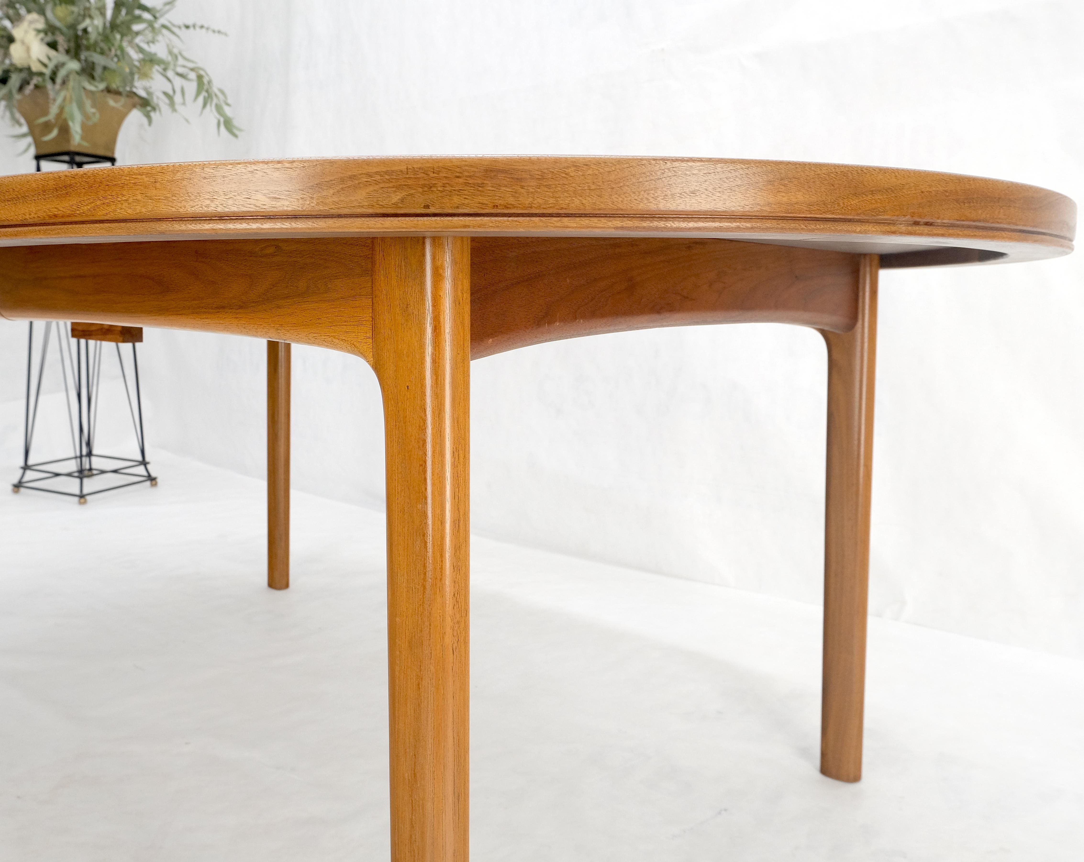 Laqué Dux of Sweden Table de salle à manger danoise ovale en noyer avec 3 abattants d'une longueur totale de 135 pouces en vente