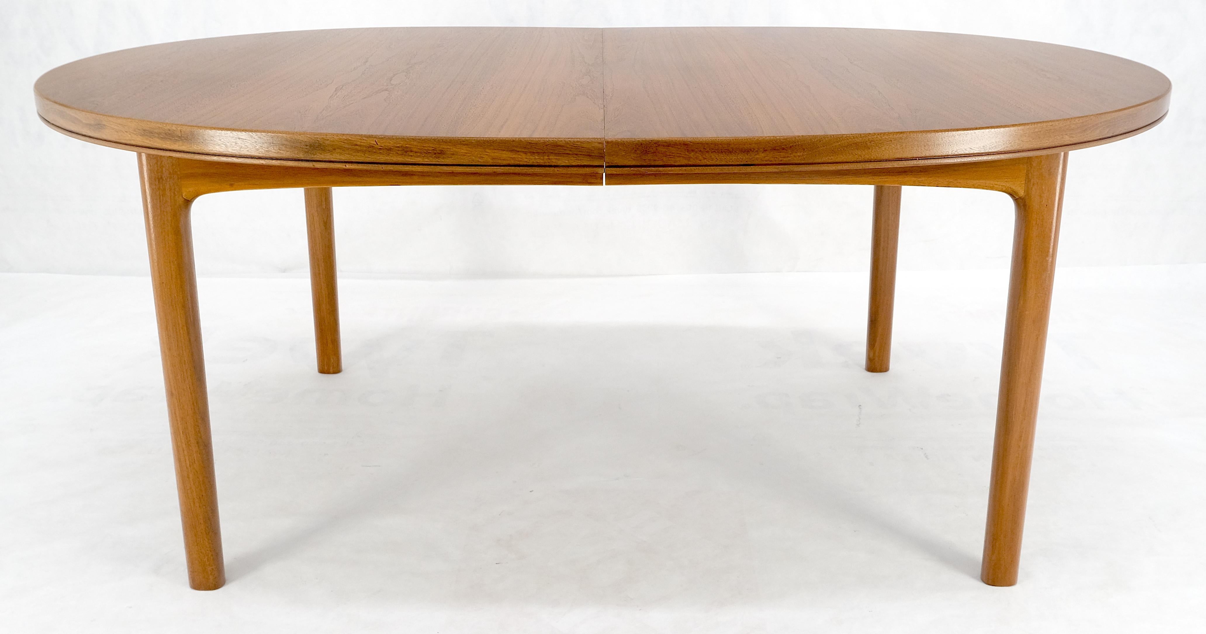 Dux of Sweden Table de salle à manger danoise ovale en noyer avec 3 abattants d'une longueur totale de 135 pouces Excellent état - En vente à Rockaway, NJ