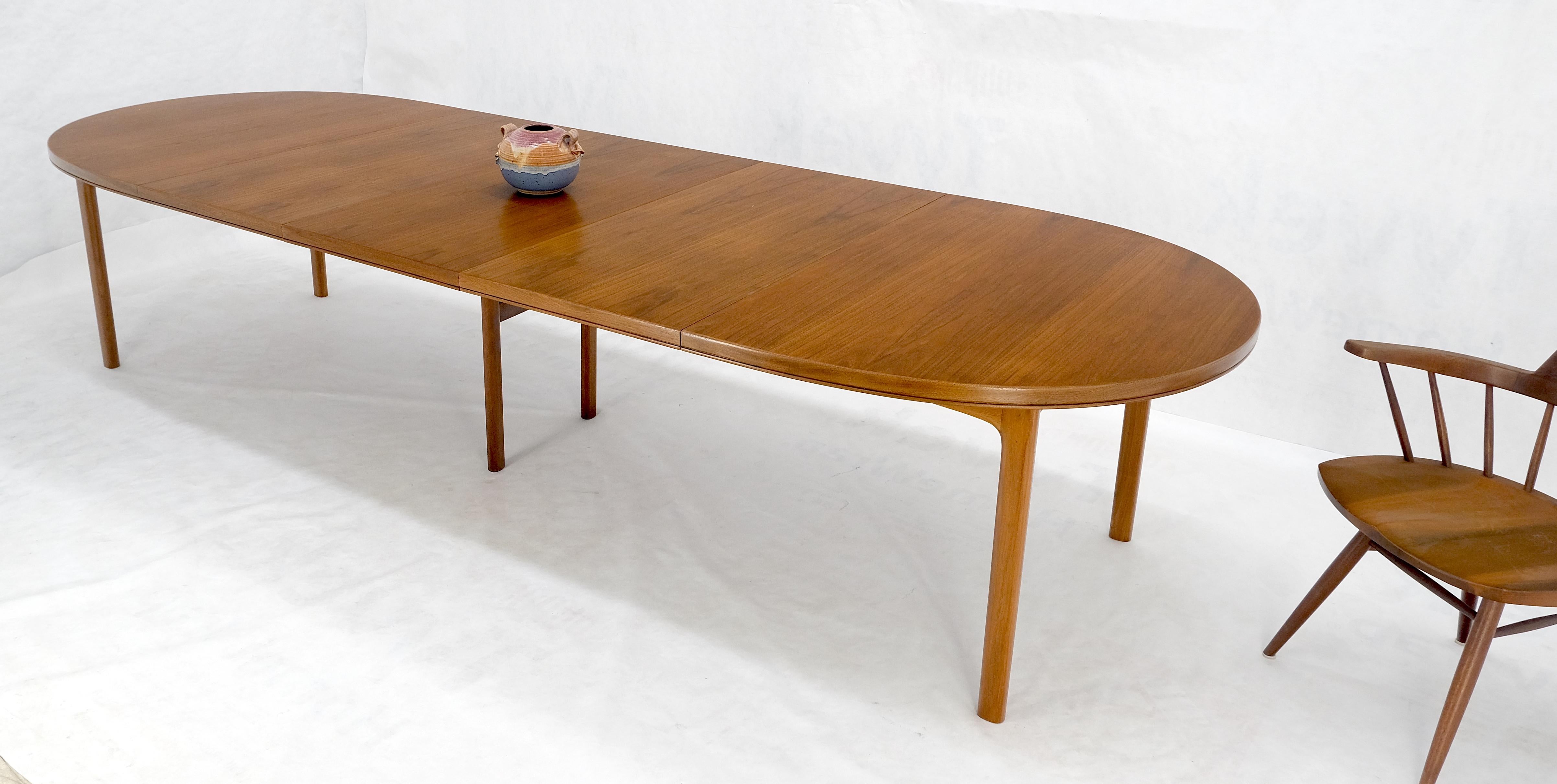 Dux of Sweden Table de salle à manger danoise ovale en noyer avec 3 abattants d'une longueur totale de 135 pouces en vente 1