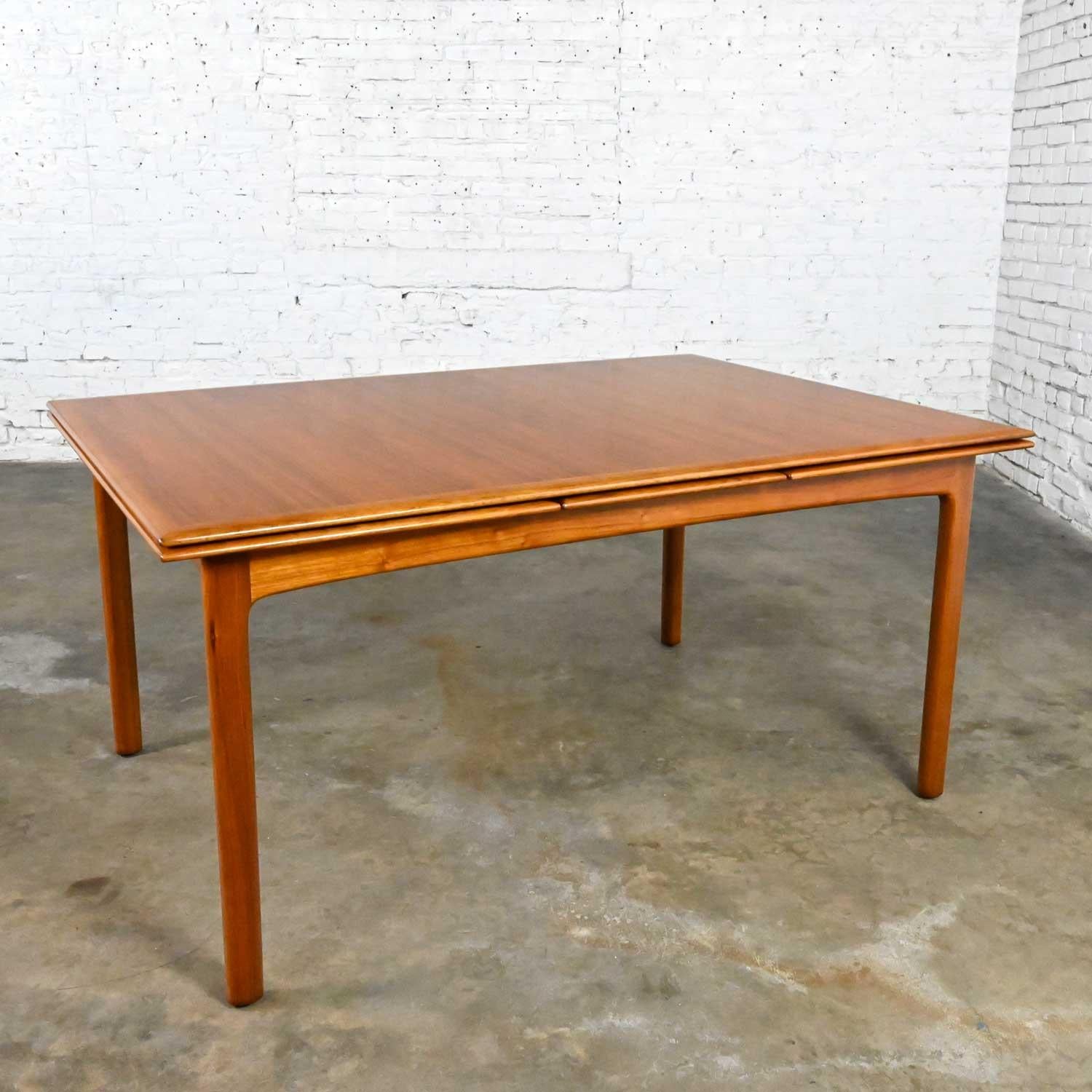 DUX Scandinavian Modern Teak Draw Leaf Extending Dining Table by Folke Ohlsson For Sale 8