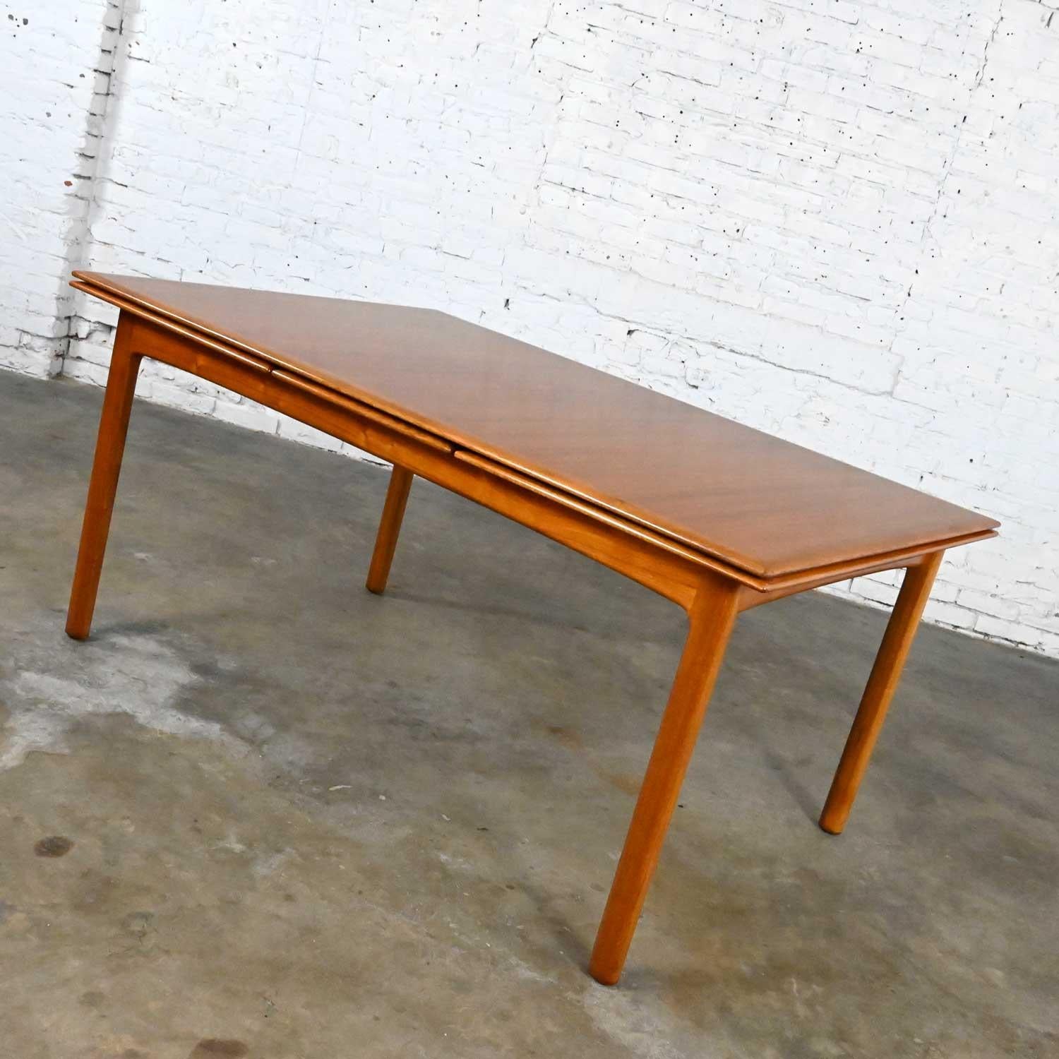 DUX Scandinavian Modern Teak Draw Leaf Extending Dining Table by Folke Ohlsson  In Good Condition For Sale In Topeka, KS