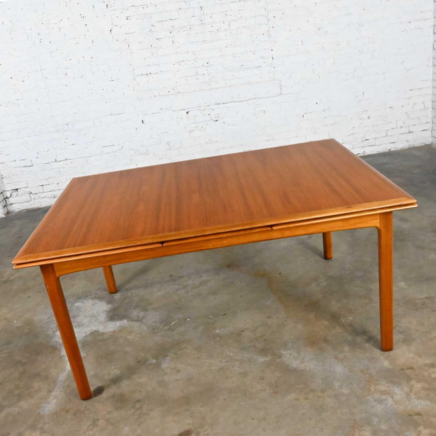 DUX Scandinavian Modern Teak Draw Leaf Extending Dining Table by Folke Ohlsson  In Good Condition For Sale In Topeka, KS