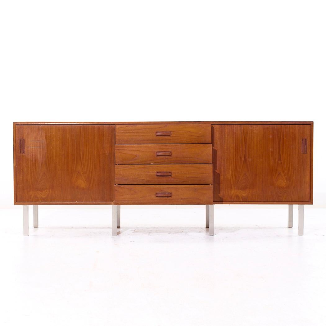 Credenza danese ad ante scorrevoli in teak e cromo in stile Dux della metà del secolo scorso in vendita 3
