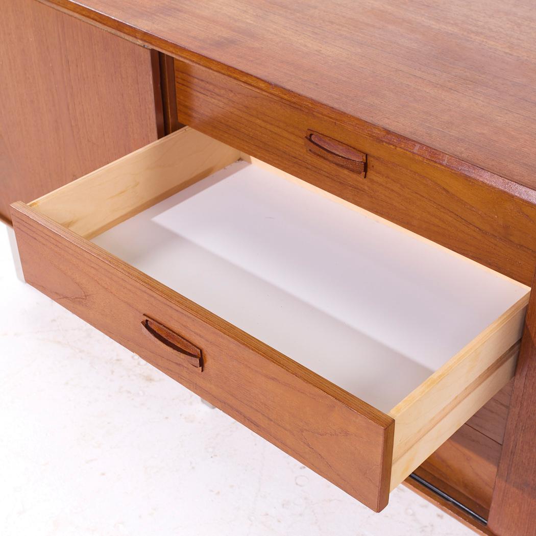 Credenza danese ad ante scorrevoli in teak e cromo in stile Dux della metà del secolo scorso in vendita 4