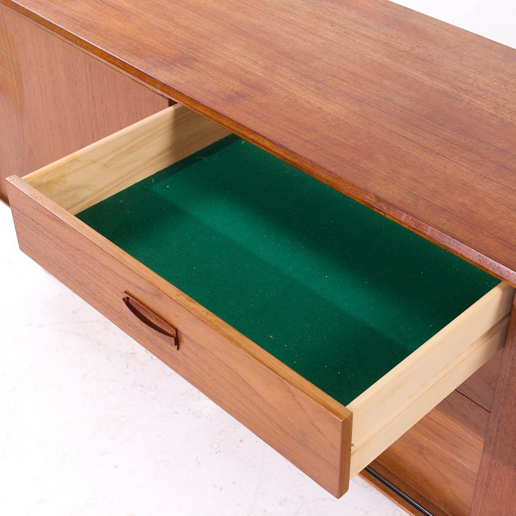 Credenza danese ad ante scorrevoli in teak e cromo in stile Dux della metà del secolo scorso in vendita 5
