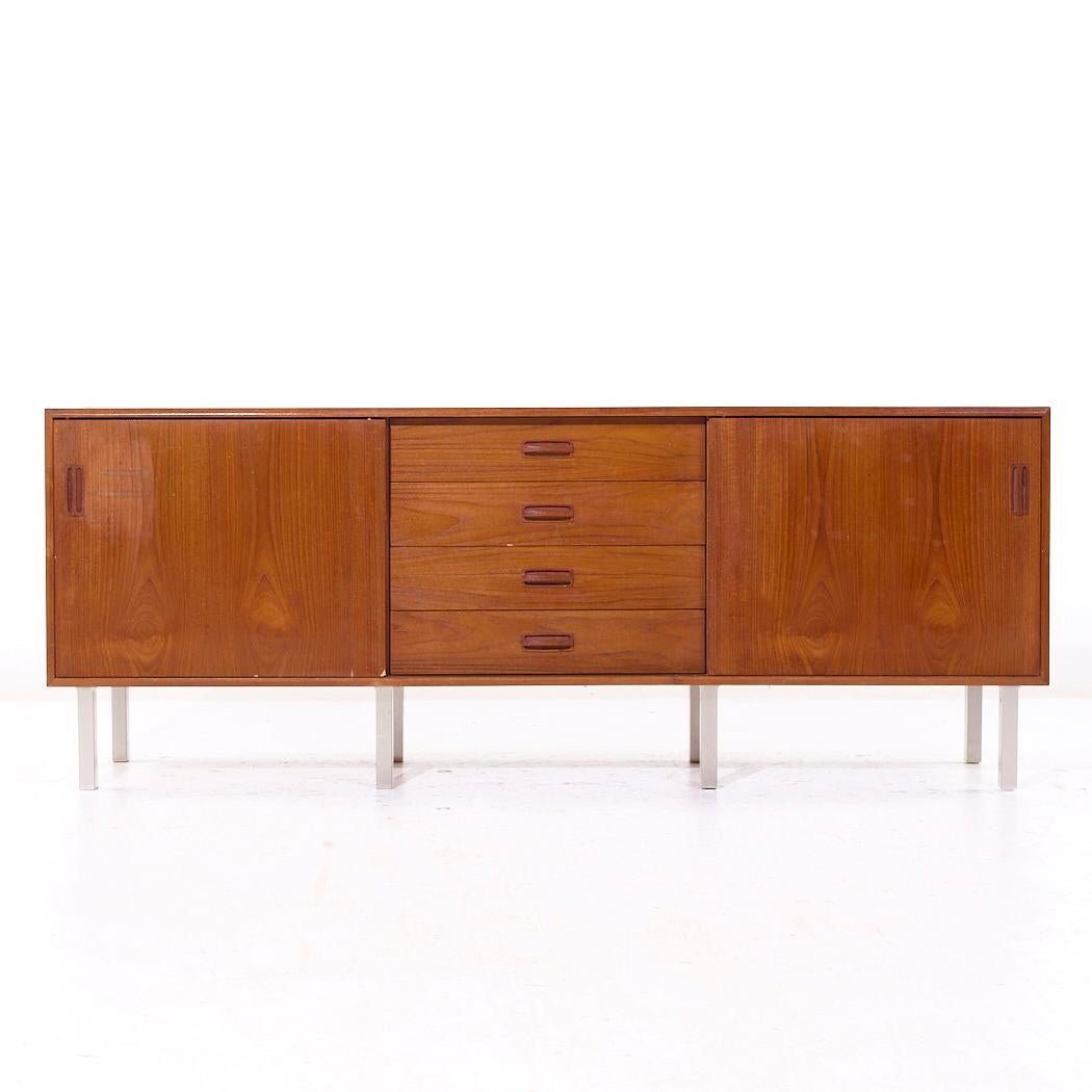 Credenza danese ad ante scorrevoli in teak e cromo in stile Dux della metà del secolo scorso

Questa credenza misura: 72 di larghezza x 18 di profondità x 27,75 di altezza

Tutti i mobili possono essere acquistati in quello che noi chiamiamo stato