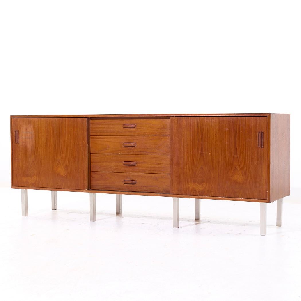 Mid-Century moderno Credenza danese ad ante scorrevoli in teak e cromo in stile Dux della metà del secolo scorso in vendita