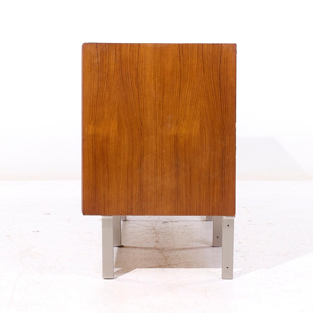Svedese Credenza danese ad ante scorrevoli in teak e cromo in stile Dux della metà del secolo scorso in vendita