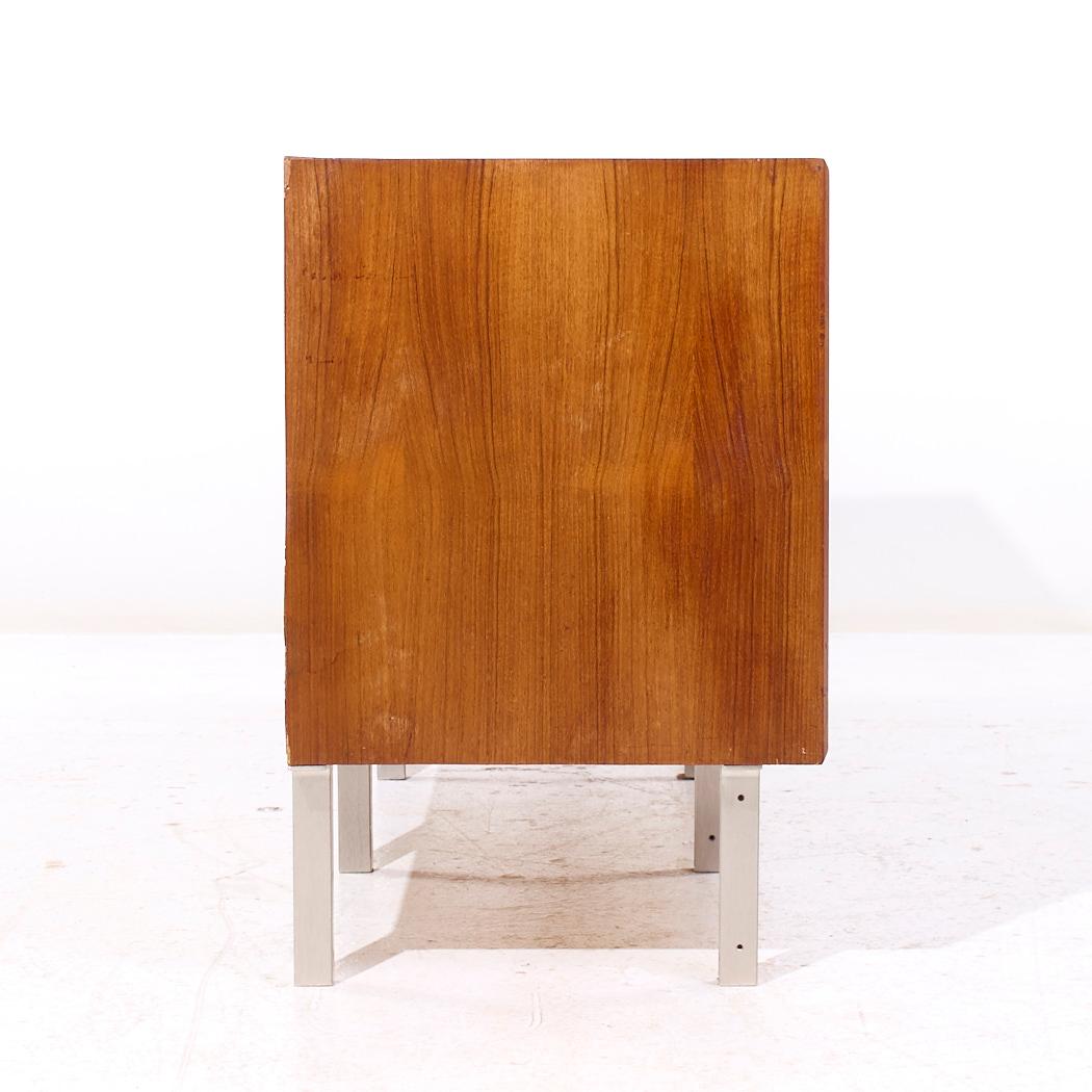 Credenza danese ad ante scorrevoli in teak e cromo in stile Dux della metà del secolo scorso In condizioni buone in vendita a Countryside, IL