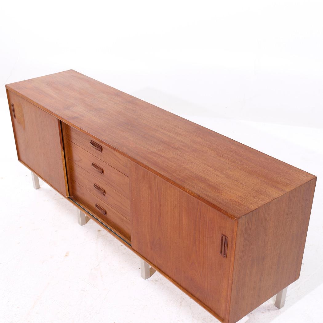 Fine XX secolo Credenza danese ad ante scorrevoli in teak e cromo in stile Dux della metà del secolo scorso in vendita