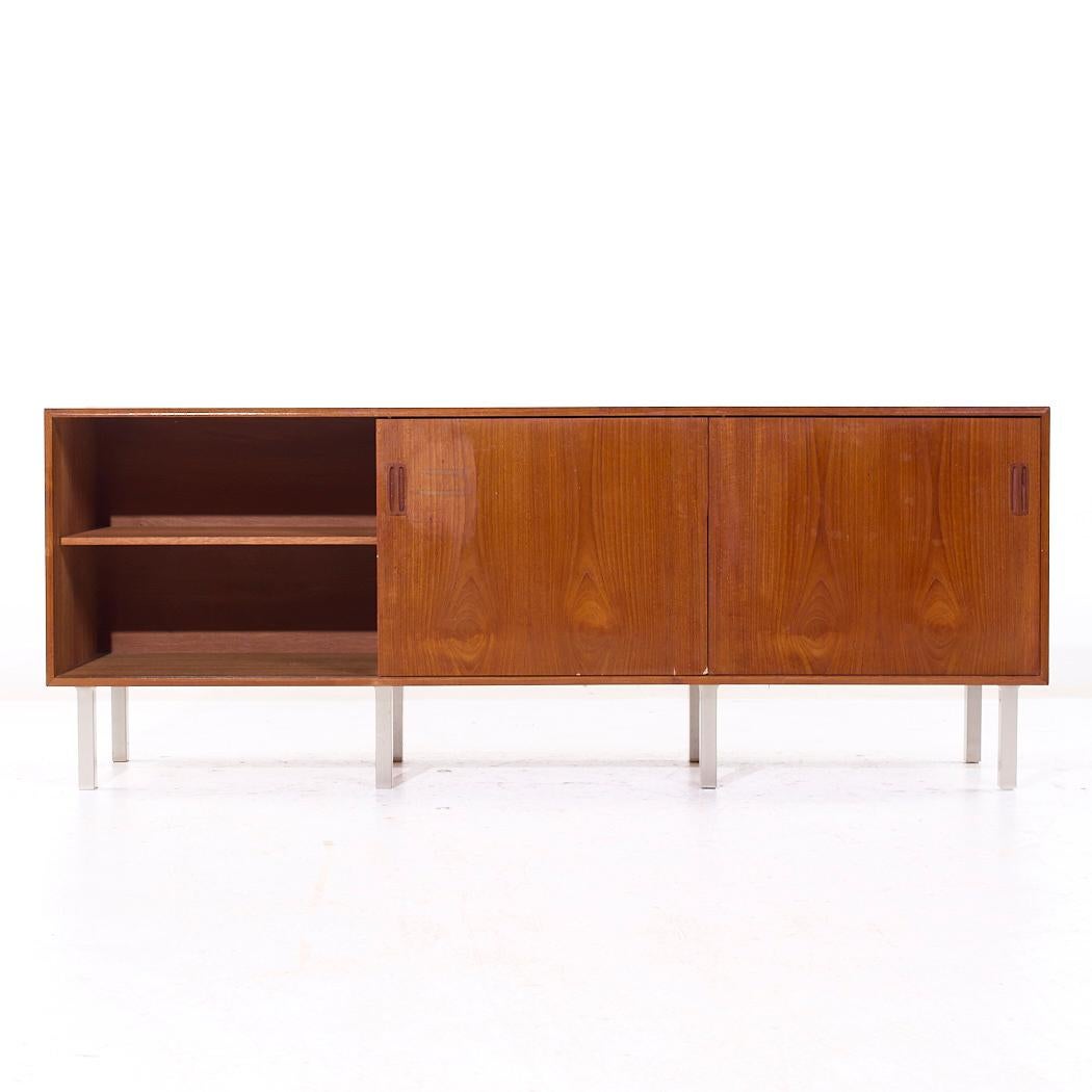 Cromo Credenza danese ad ante scorrevoli in teak e cromo in stile Dux della metà del secolo scorso in vendita