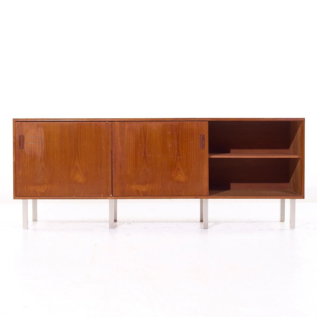 Credenza danese ad ante scorrevoli in teak e cromo in stile Dux della metà del secolo scorso in vendita 1