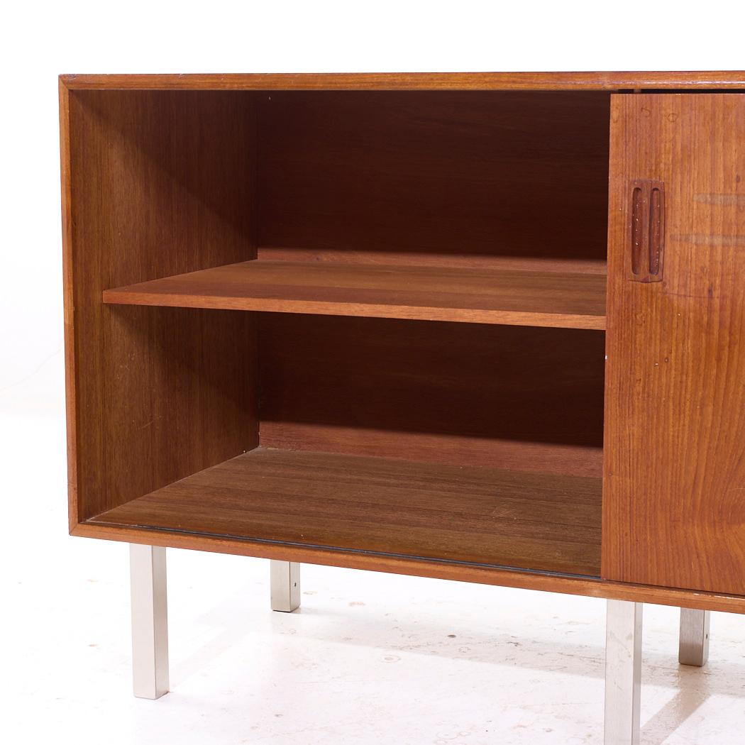 Credenza danese ad ante scorrevoli in teak e cromo in stile Dux della metà del secolo scorso in vendita 2