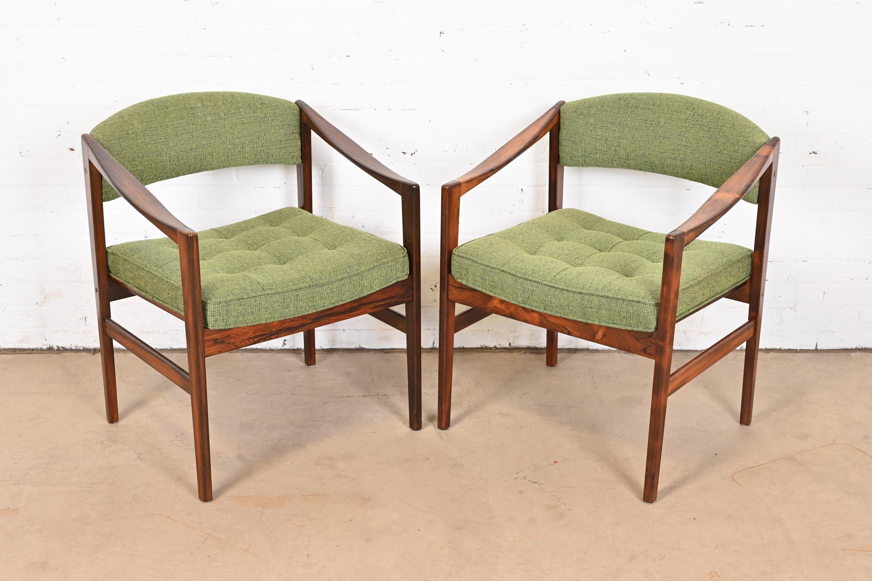 Une paire exceptionnelle de fauteuils modernes suédois, de fauteuils club ou de fauteuils de salon.

Par Ray Zimmerman pour DUX

Suède, années 1960

Superbes piétements en palissandre brésilien sculpté, avec garniture Knoll verte sur les