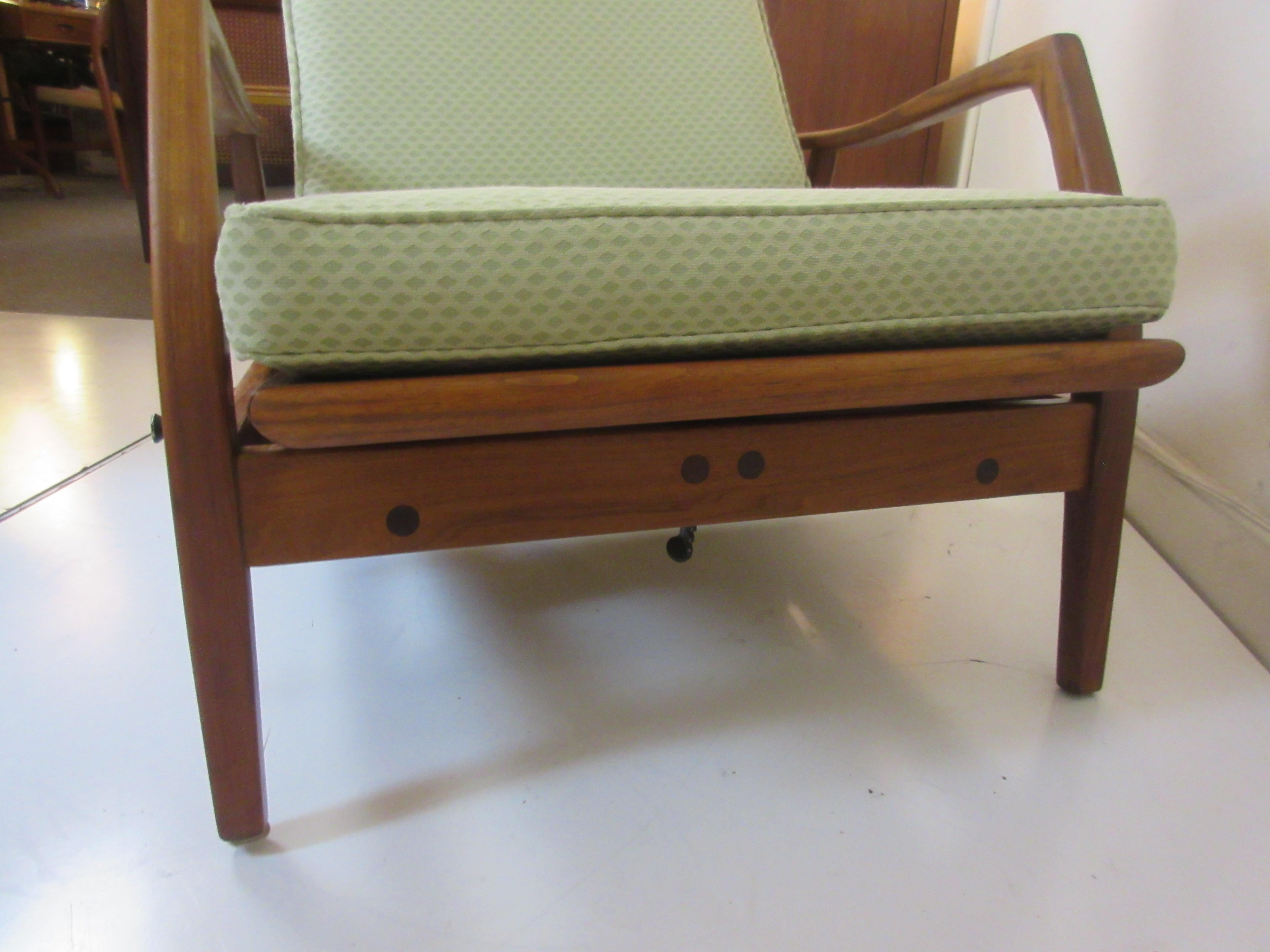 DUX Teak Lounge Chair and Ottoman In Excellent Condition In Philadelphia, PA