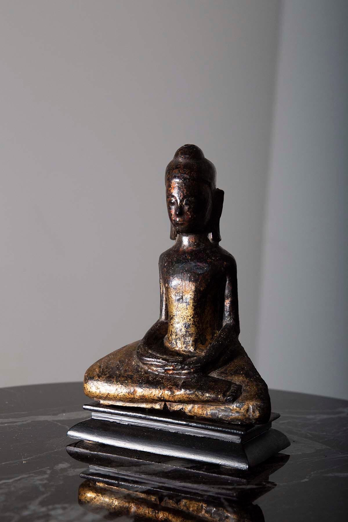 Dans la lumière douce et moelleuse de votre espace, un trésor exquis du passé émerge : une sculpture thaïlandaise antique, manifestation d'une sérénité et d'une sagesse profondes. Ce bouddha de méditation Dvaravati assis, sculpté dans le style