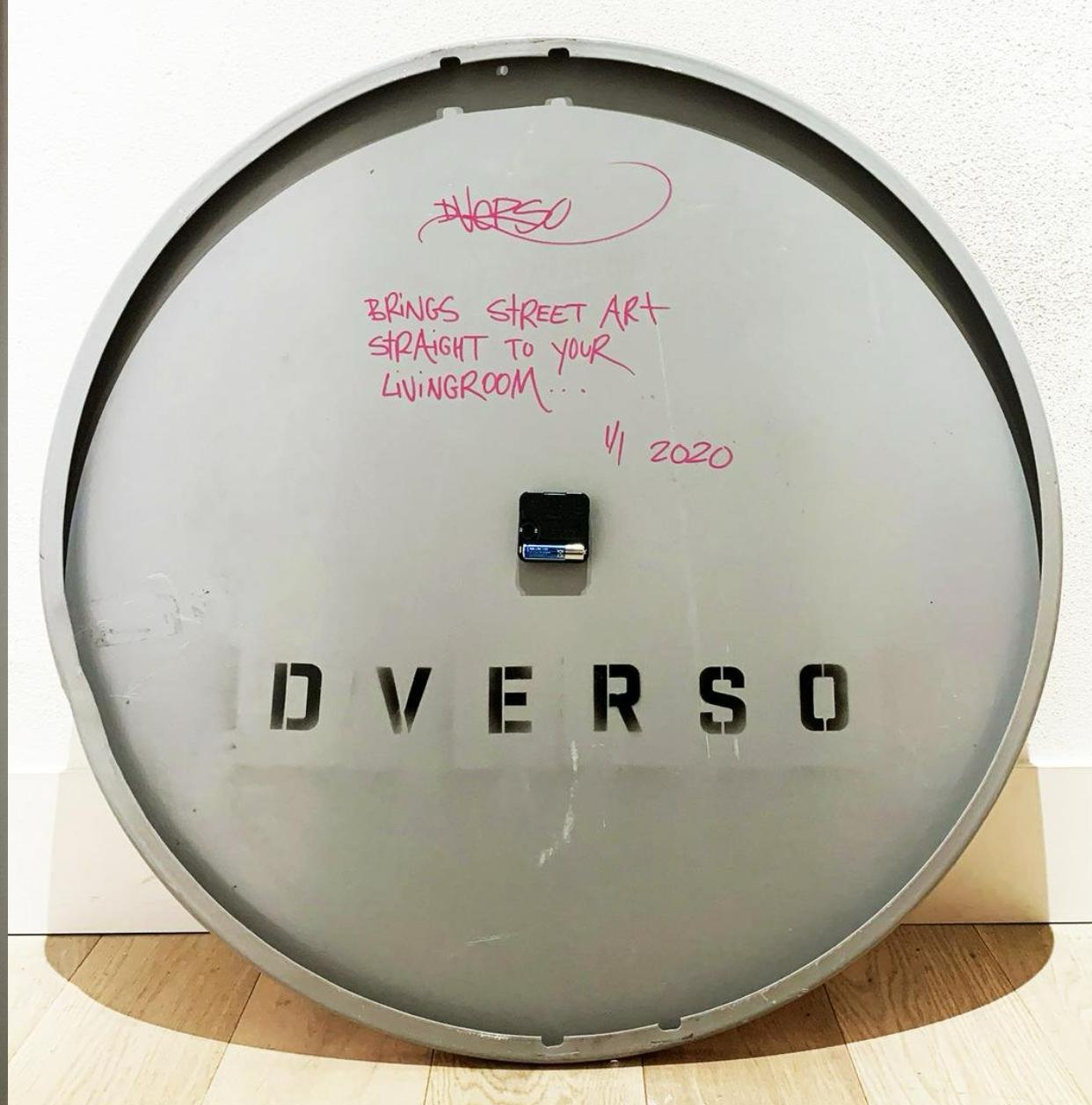 DVERSO (olandese, nato nel 1974) 'Tic Toc Clock' (2020) Originale su cartello stradale In condizioni buone in vendita a Chicago, IL