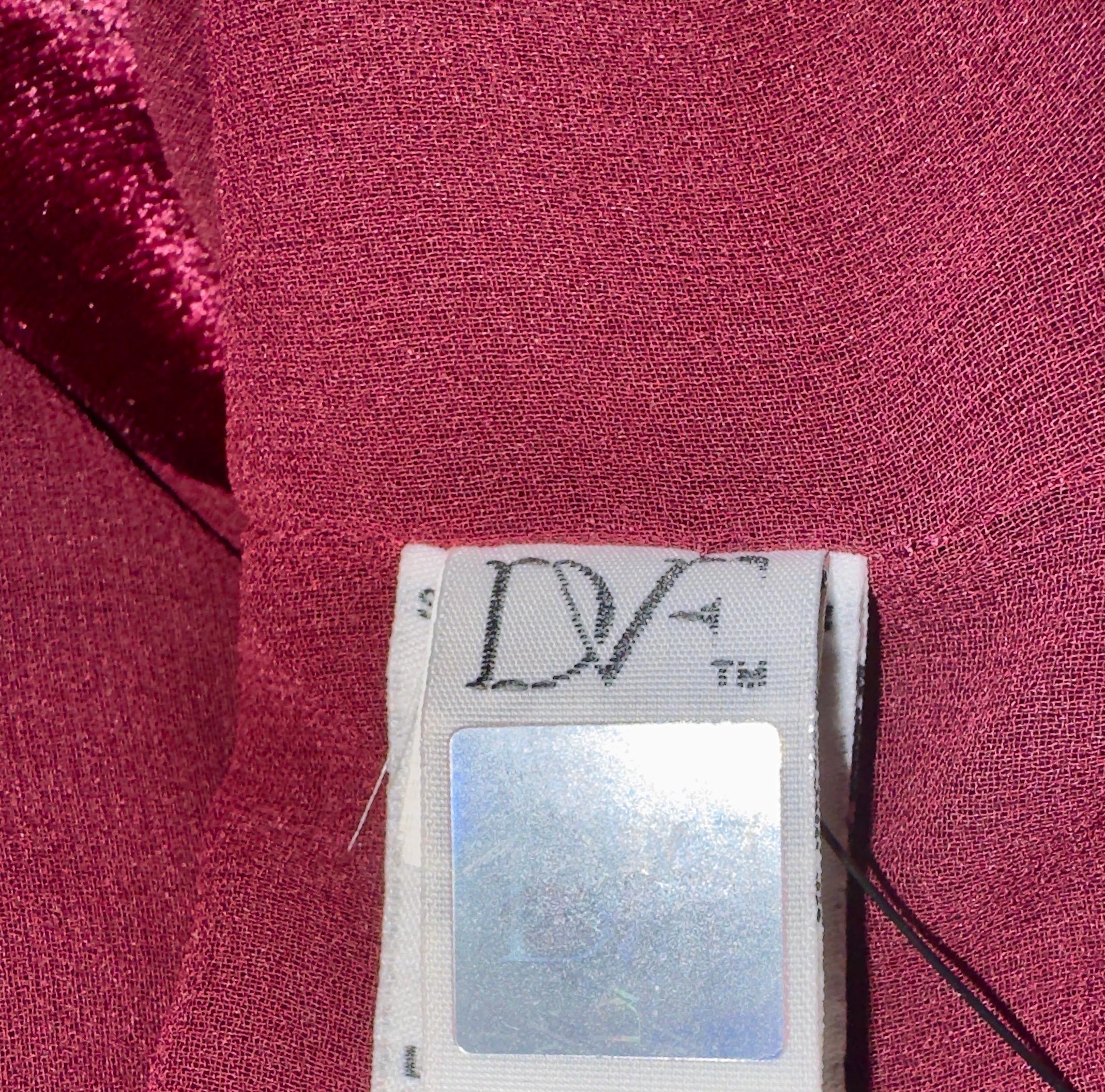 DVF Diane von Furstenberg - Vestito a portafoglio in velluto bordeaux 2 in vendita 5